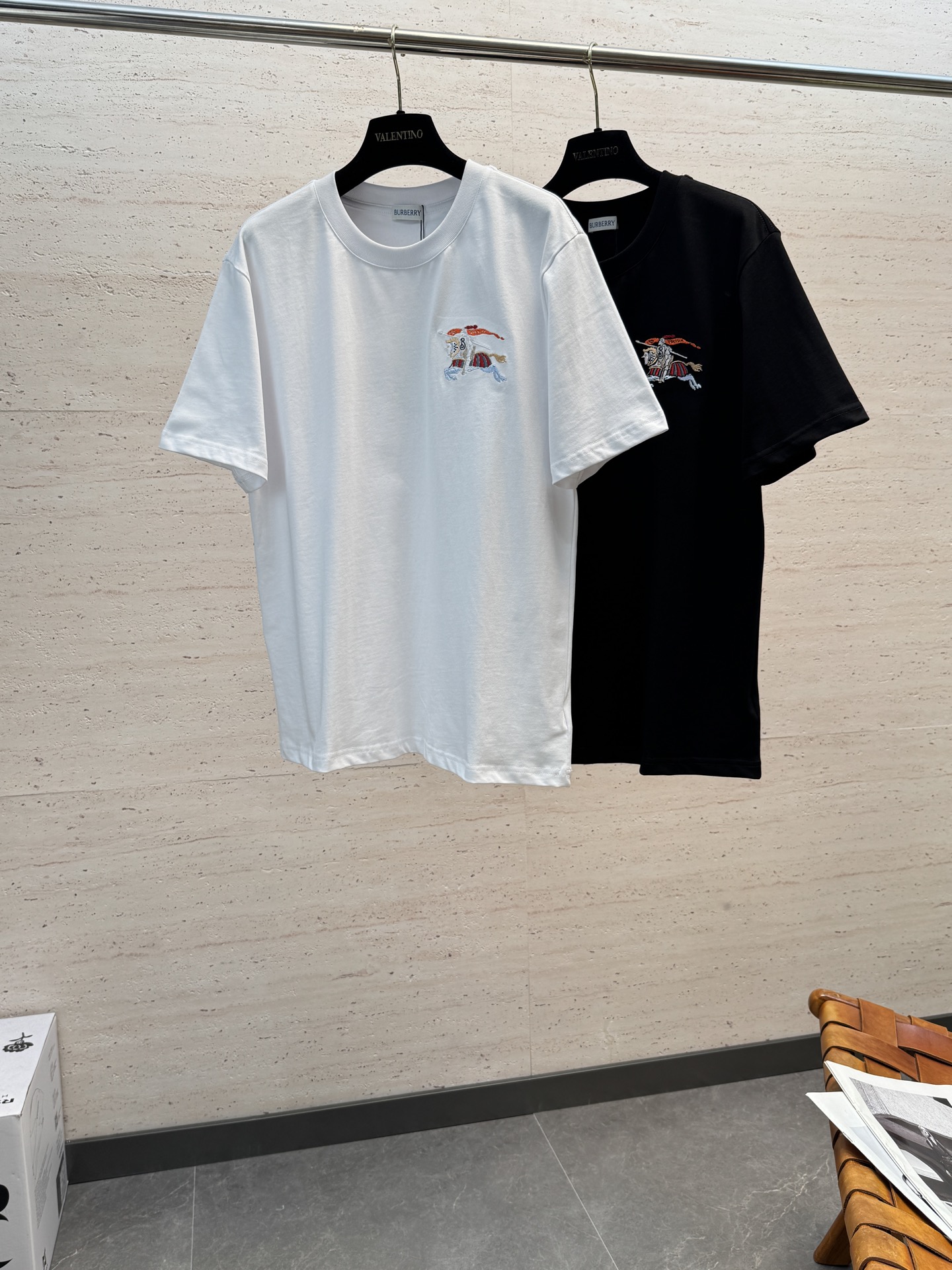 NO:835786,BUR26S new spring and summer casual men's round neck short sleeves are very stunning. Made of pure cotton fabric provided by customers. It has excellent breathability and warmth. Even if it is worn close to the body, it will not feel prickly. The comfort level is definitely beyond your imagination. You will understand when you get the actual product!  !  !  Size S-2XL,,burberry,T-shirt,19860909BUR26S新款春夏休闲男士圆领短袖,十分惊艳,客供纯棉面料打造 拥有优越的透气性与保暖性,即便是贴身穿着也不会有扎刺感可言,舒适程度绝对超乎你的想象,实物到手你就会懂得！！！码数S-2XL,,burberry,T-shirt,,Men's clothing
