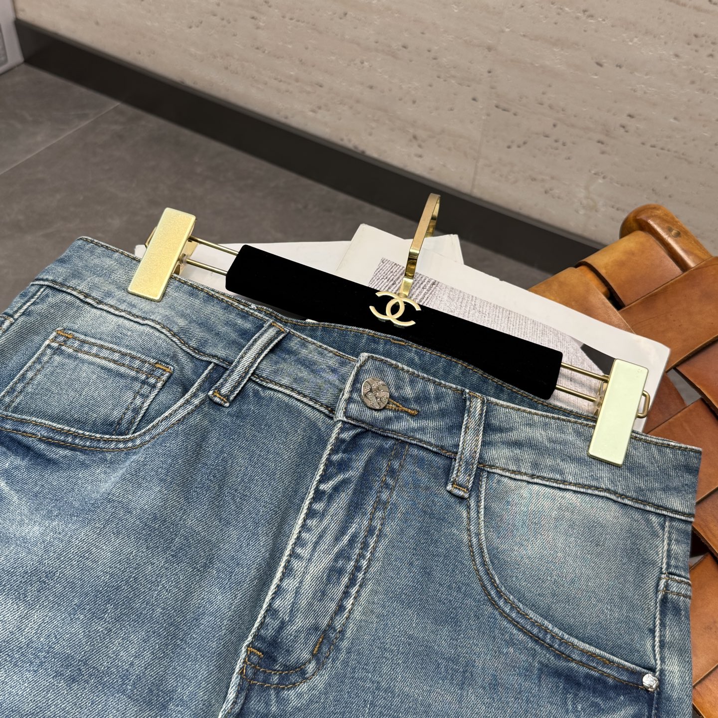 LV26S春夏男士直筒牛仔裤…棉质牛仔面料打造 质地柔软又不失筋骨，手感干爽有韧性 经典的标志性浮雕徽标