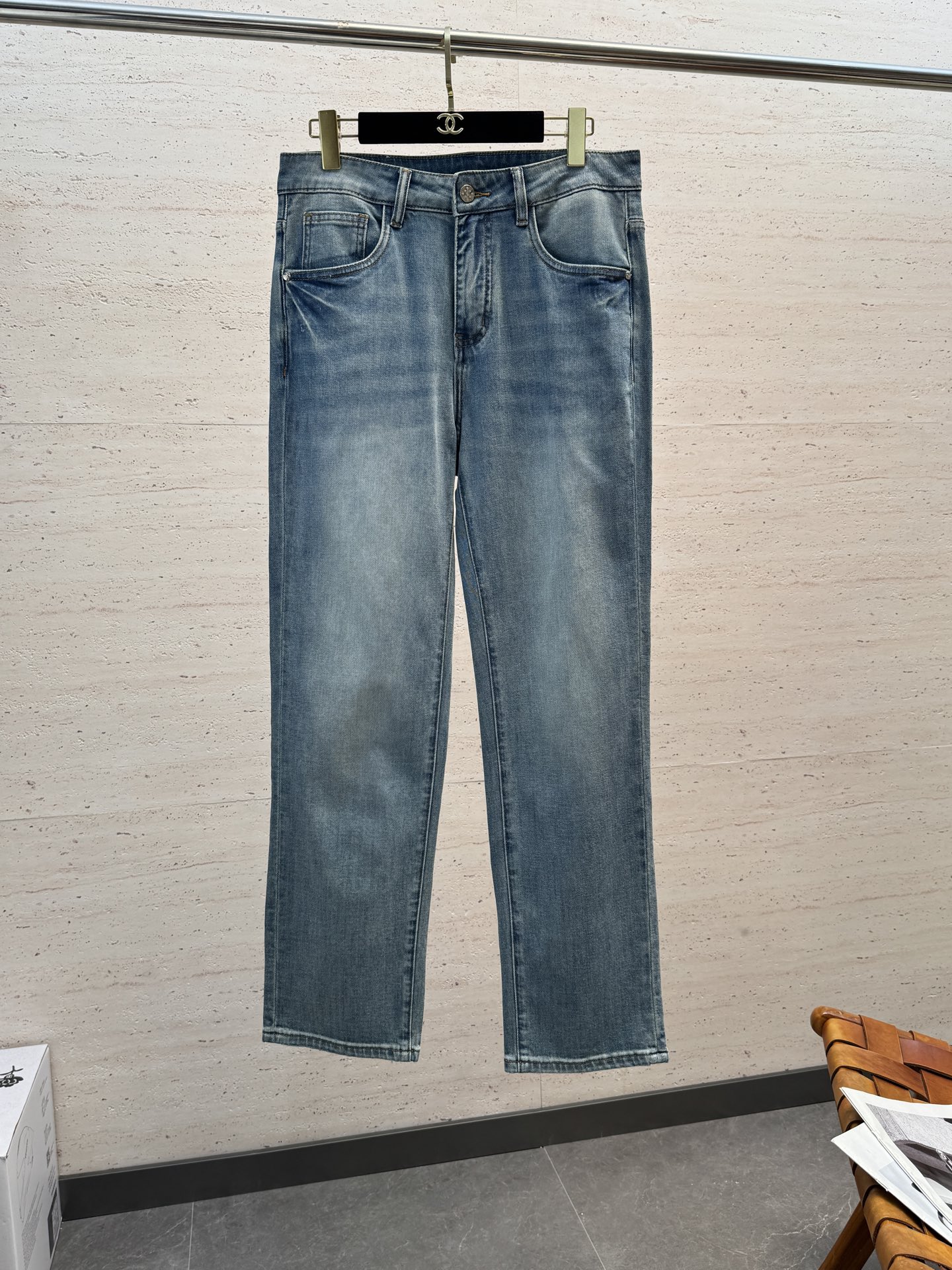 LV26S春夏男士直筒牛仔裤…棉质牛仔面料打造 质地柔软又不失筋骨，手感干爽有韧性 经典的标志性浮雕徽标