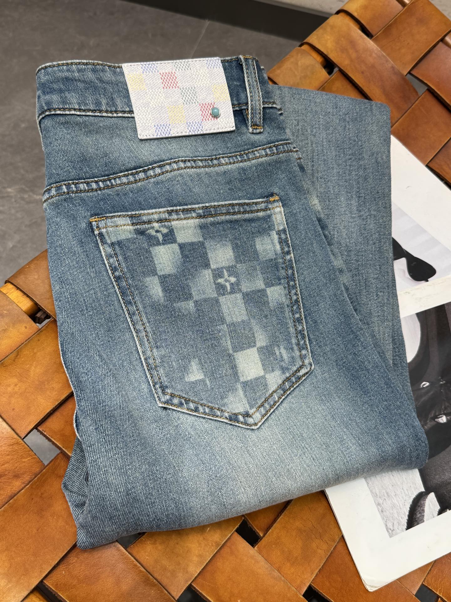 LV26S春夏男士直筒牛仔裤…棉质牛仔面料打造 质地柔软又不失筋骨，手感干爽有韧性 经典的标志性浮雕徽标