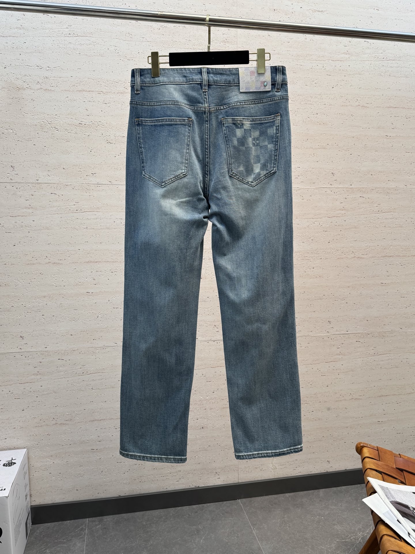 LV26S春夏男士直筒牛仔裤…棉质牛仔面料打造 质地柔软又不失筋骨，手感干爽有韧性 经典的标志性浮雕徽标