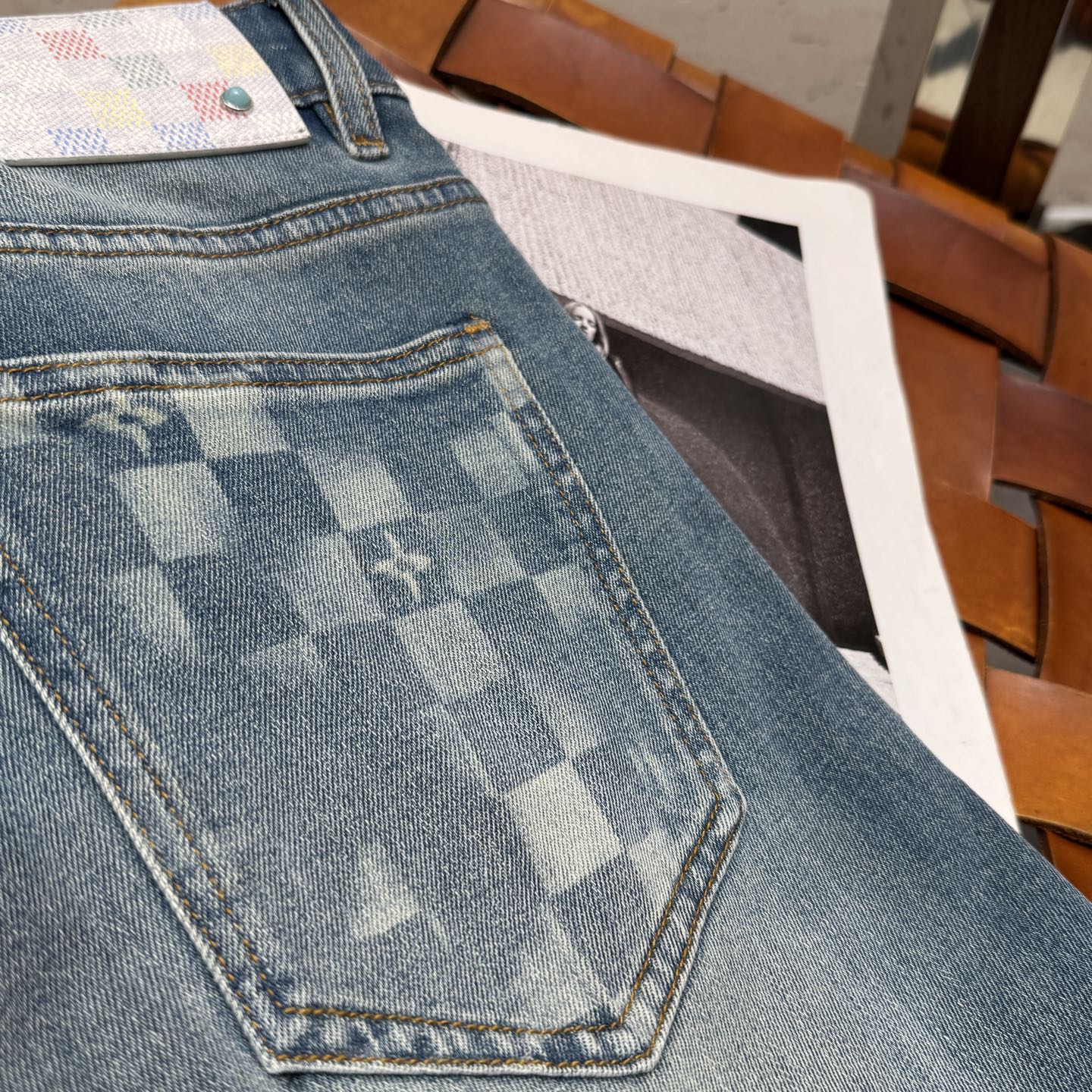 LV26S春夏男士直筒牛仔裤…棉质牛仔面料打造 质地柔软又不失筋骨，手感干爽有韧性 经典的标志性浮雕徽标