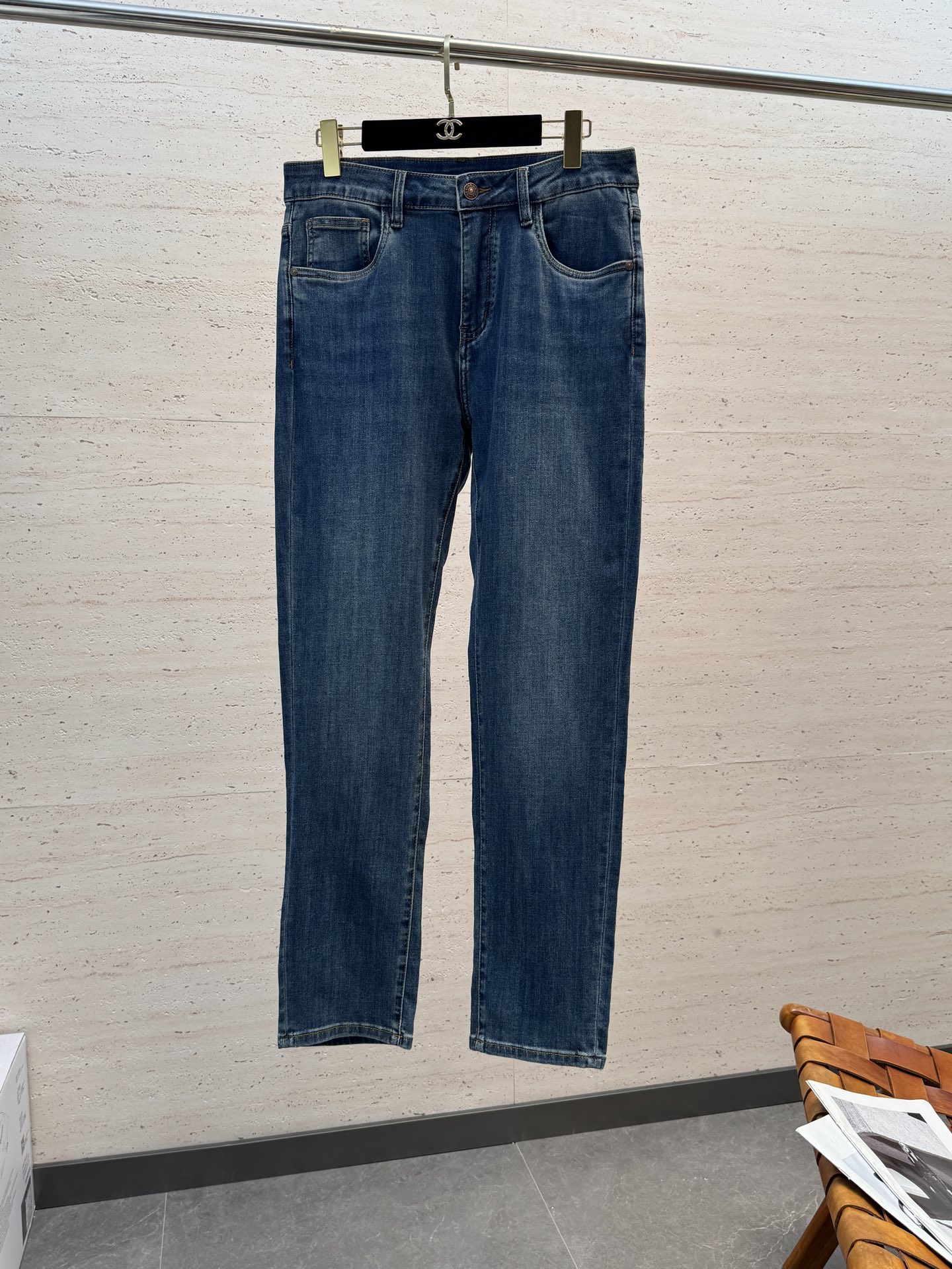 miumiu26S春夏男士直筒牛仔裤…棉质牛仔面料打造 质地柔软又不失筋骨，手感干爽有韧性 经典的标志性