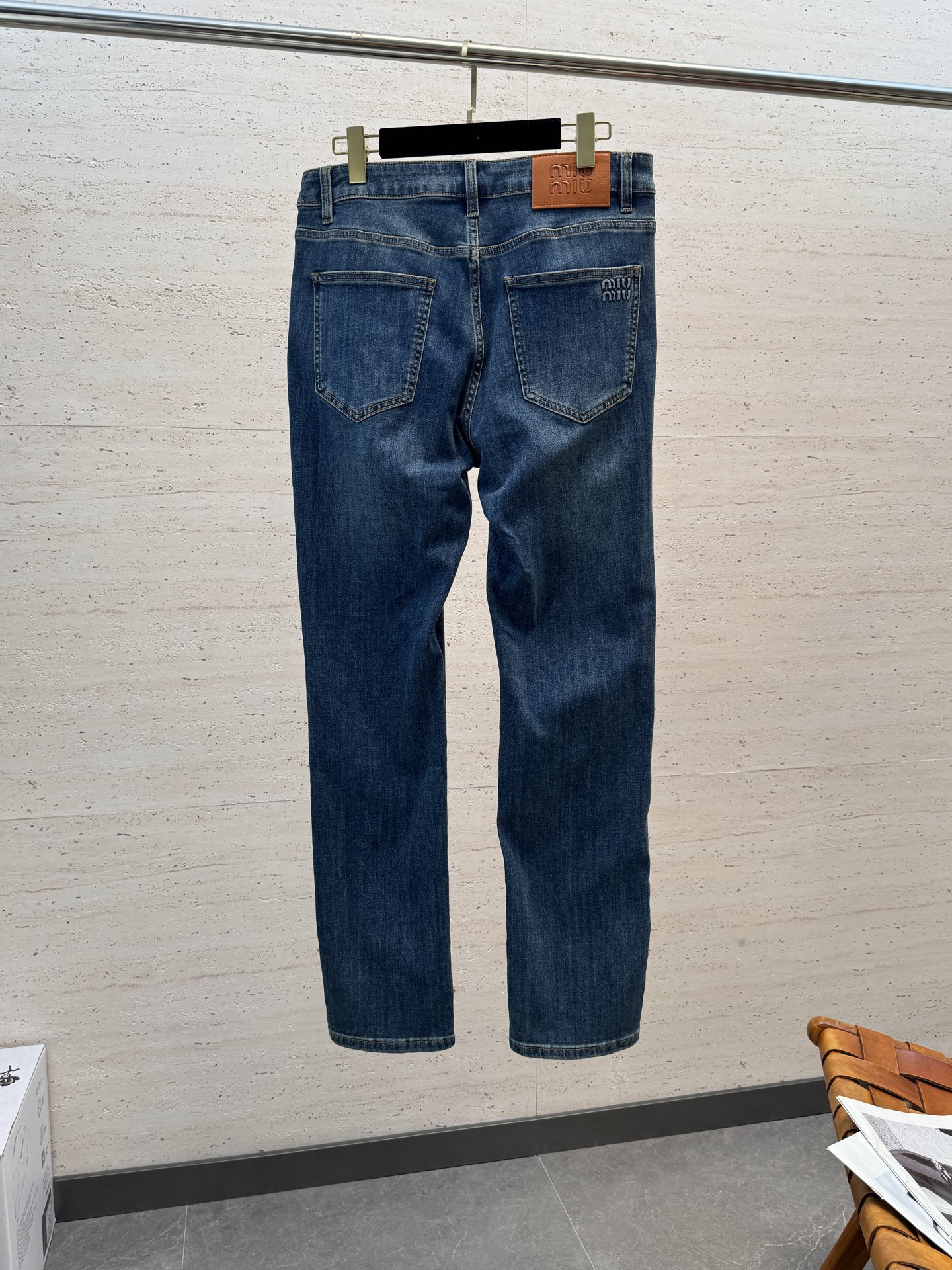 miumiu26S春夏男士直筒牛仔裤…棉质牛仔面料打造 质地柔软又不失筋骨，手感干爽有韧性 经典的标志性