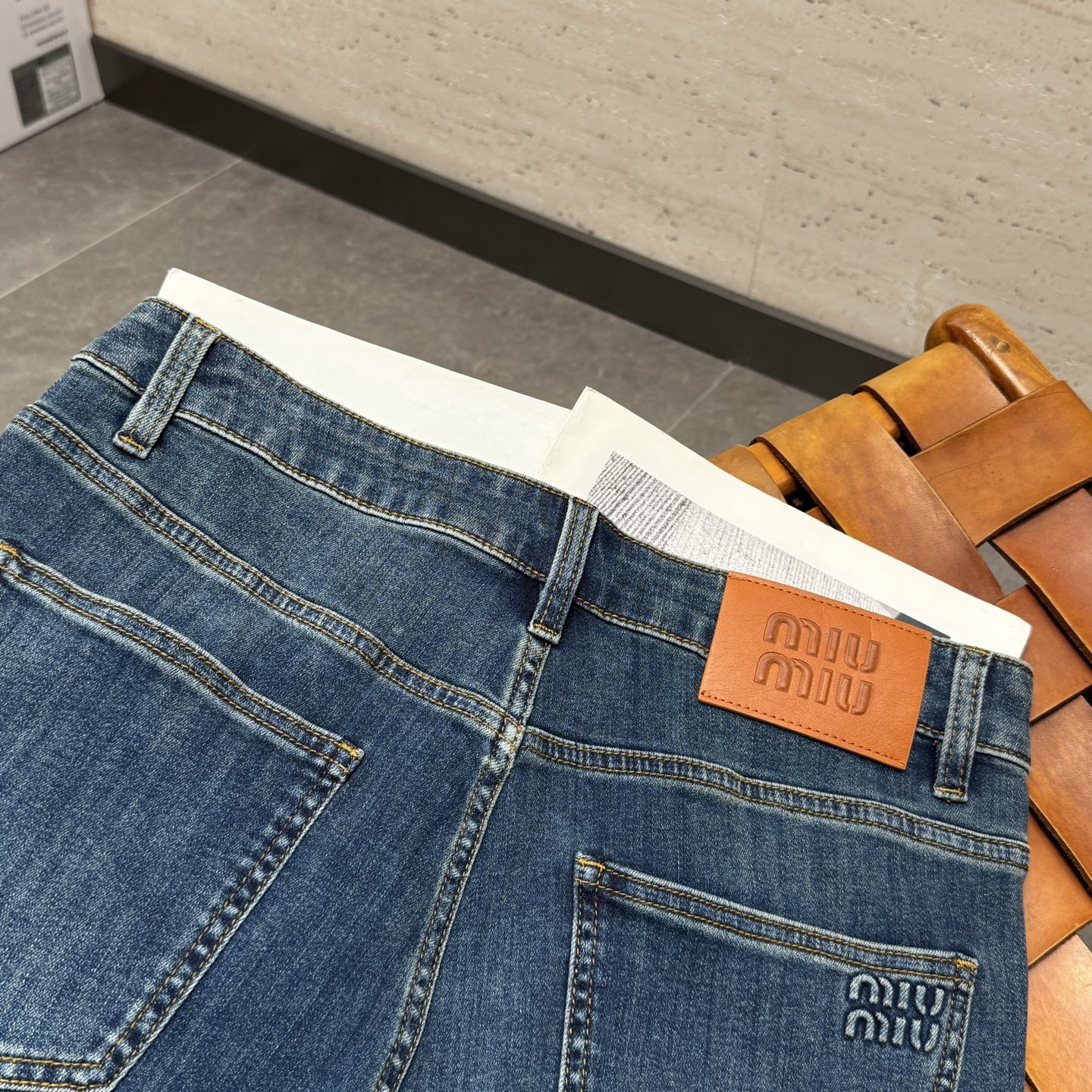 miumiu26S春夏男士直筒牛仔裤…棉质牛仔面料打造 质地柔软又不失筋骨，手感干爽有韧性 经典的标志性