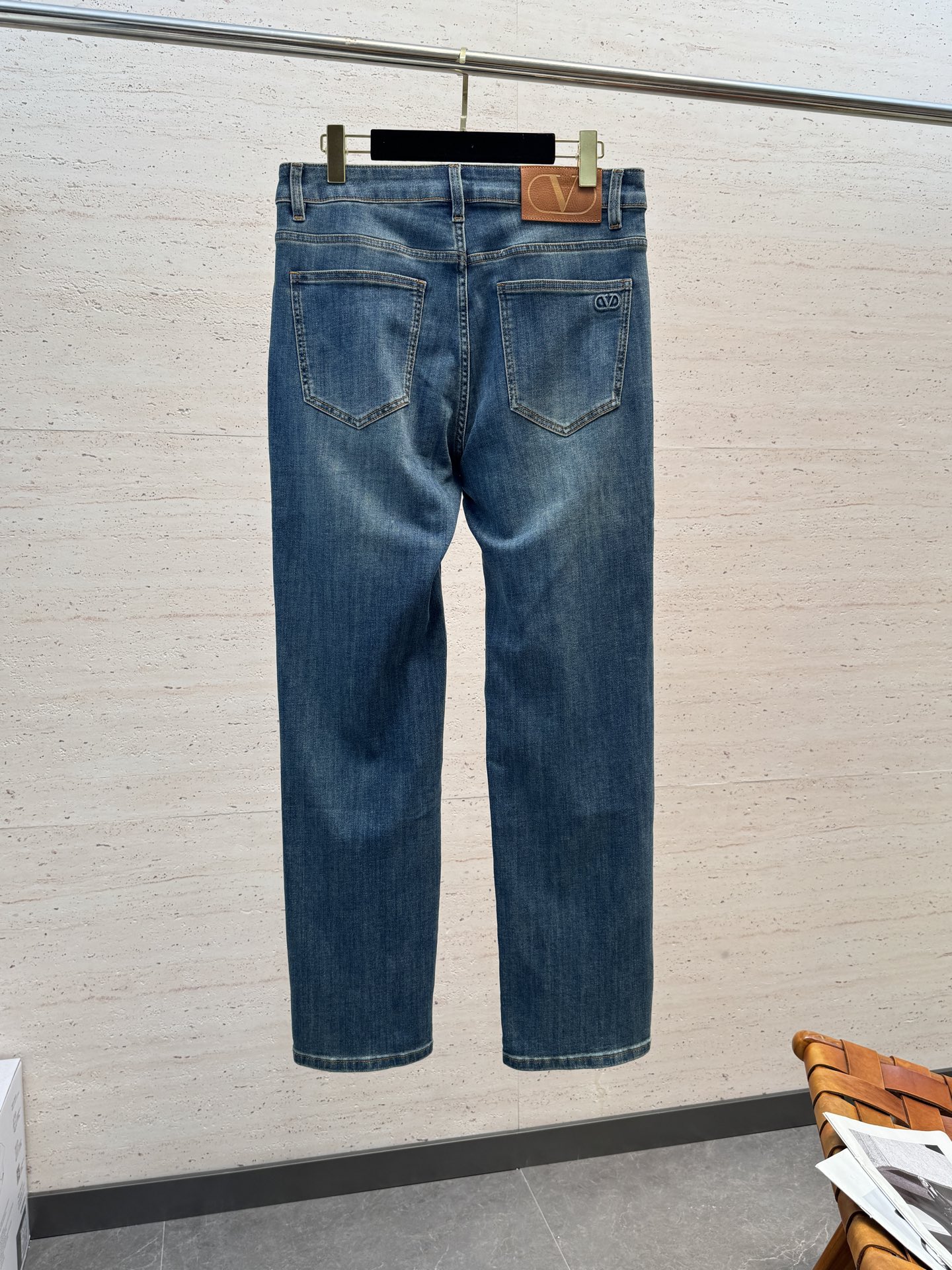VAL26S春夏男士直筒牛仔裤…棉质牛仔面料打造 质地柔软又不失筋骨，手感干爽有韧性 经典的标志性浮雕徽