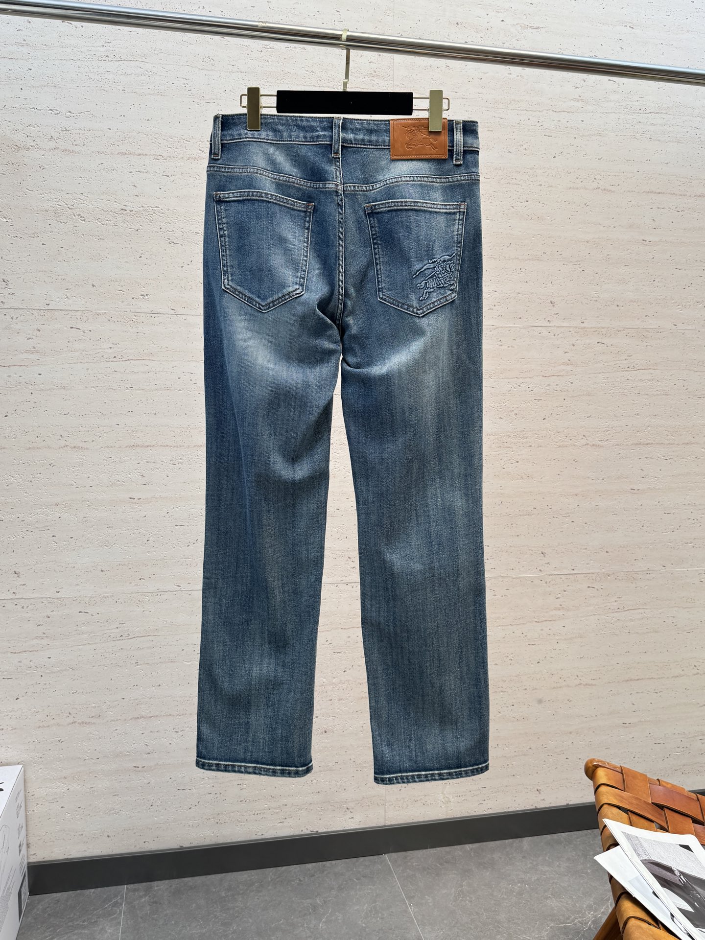BUR26S春夏男士直筒牛仔裤…棉质牛仔面料打造 质地柔软又不失筋骨，手感干爽有韧性 经典的标志性浮雕徽