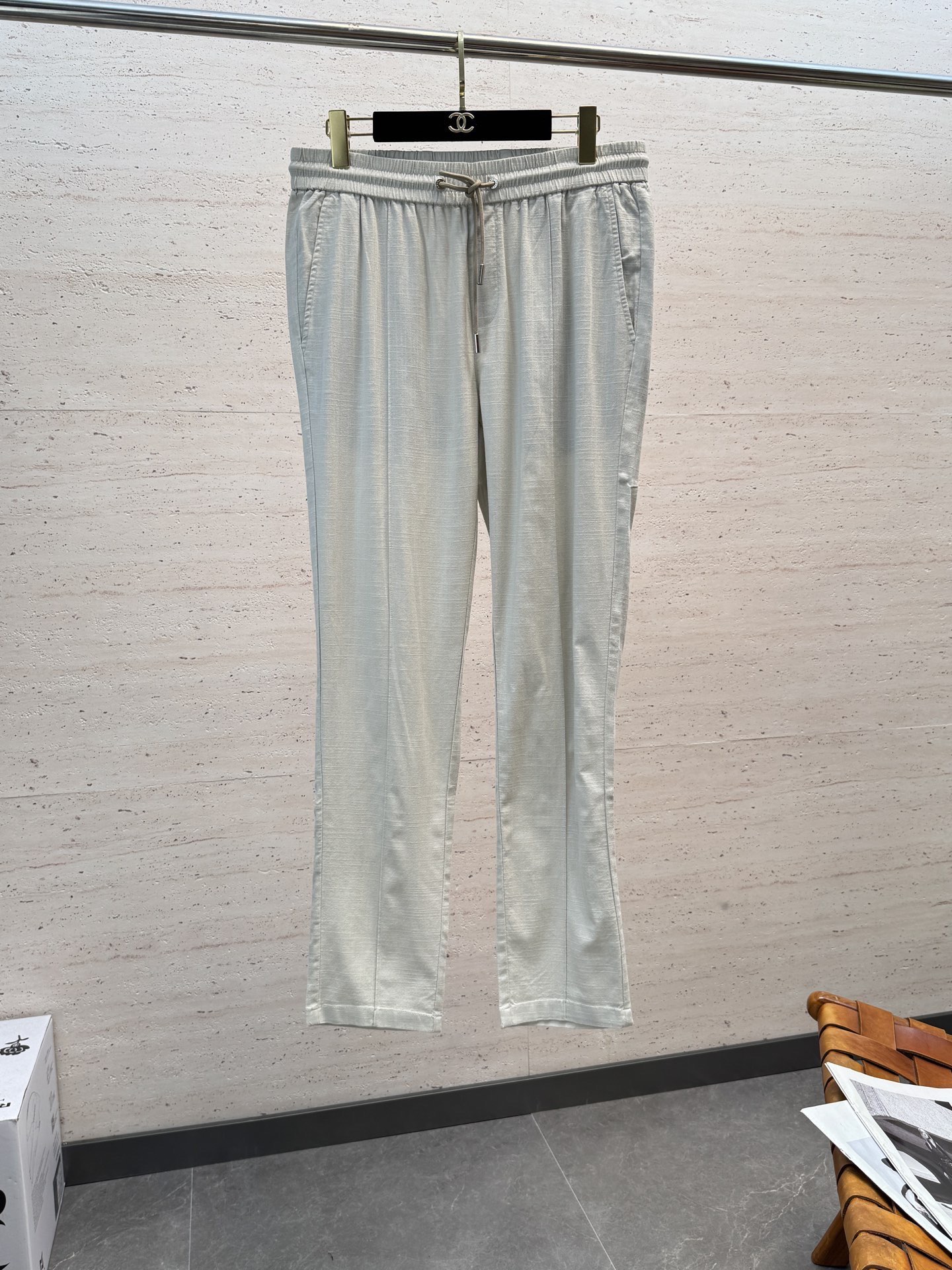 NO:835774,ZZ 26ss new casual drawstring trousers, the latest upper body style, invincible!  You can definitely close your eyes and close your eyes. This type of pants is very versatile and has an elastic waist. It can be worn for daily work and outdoor sports. It is the perfect combination of fashion and leisure and outdoor sports, so it is your best choice whether you wear it daily or outdoors. Extreme comfort and quick perspiration are the most popular focus, which improves the wearing comfort and is suitable for aerobic exercise and cross-country running conditions. This type of running casual pants has an extremely wide range of applications, allowing you to naturally maintain your love for sports in the summer, and can also be worn in leisure life.  Size M-3XL,,19860909ZZ 26ss新款休闲抽绳长裤 最新款上身版型无敌正！绝对可以闭眼收的一款,此款裤子非常百搭,弹力腰围,日常上班 户外运动都可以穿着,是时尚休闲与户外运动的完美结合,所以无论您平时穿或者户外穿都是您的最佳选择. 极致舒适和快速排汗是备受青睐的重点,提升穿着舒适度,适合有氧运动和越野跑条件下穿着,此款是一件适用范围极其广泛的跑步休闲裤,让你在夏天自然可以保持对运动热爱,也可以在休闲 生活中穿着 码数M-3XL,,,Men's clothing