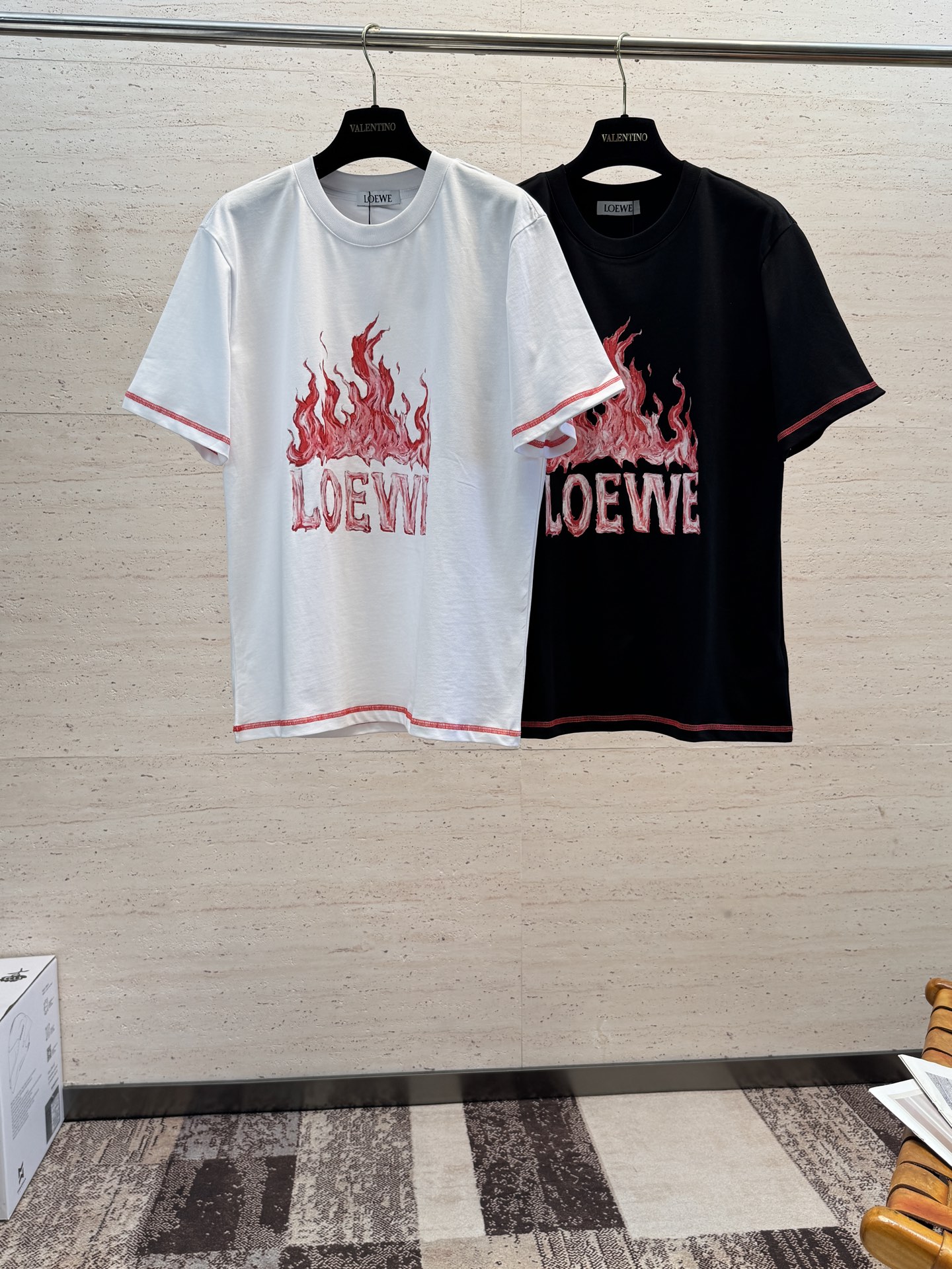 NO:835798,LOE26S new spring and summer casual men's round neck short sleeves are very stunning. Made of pure cotton fabric provided by customers. It has excellent breathability and warmth. Even if it is worn close to the body, it will not feel prickly. The comfort level is definitely beyond your imagination. You will understand when you get the actual product!  !  !  Size S-2XL,,loewe,T-shirt,19860909LOE26S新款春夏休闲男士圆领短袖,十分惊艳,客供纯棉面料打造 拥有优越的透气性与保暖性,即便是贴身穿着也不会有扎刺感可言,舒适程度绝对超乎你的想象,实物到手你就会懂得！！！码数S-2XL,,loewe,T-shirt,,Men's clothing