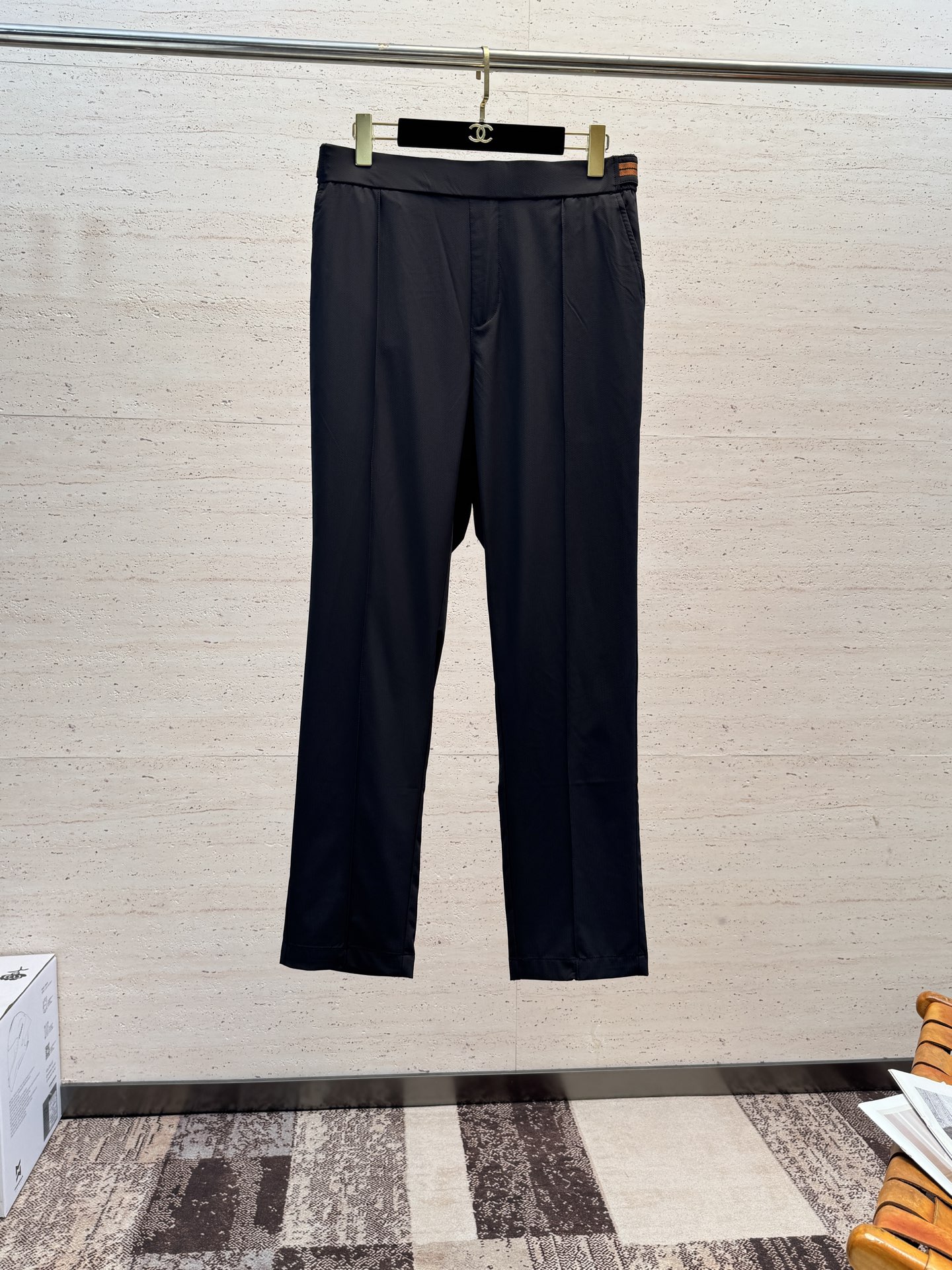 NO:835761,ZZ 26ss new men's casual trousers, the latest upper body style, invincible!  You can definitely close your eyes and close your eyes. This type of pants is very versatile and has an elastic waist. It can be worn for daily work and outdoor sports. It is the perfect combination of fashion and leisure and outdoor sports, so it is your best choice whether you wear it daily or outdoors. Extreme comfort and quick perspiration are the most popular focus, which improves the wearing comfort and is suitable for aerobic exercise and cross-country running conditions. This type of running casual pants has an extremely wide range of applications, allowing you to naturally maintain your love for sports in the summer, and can also be worn in leisure life.  Size M-3XL,,19860909ZZ 26ss新款男士休闲长裤 最新款上身版型无敌正！绝对可以闭眼收的一款,此款裤子非常百搭,弹力腰围,日常上班 户外运动都可以穿着,是时尚休闲与户外运动的完美结合,所以无论您平时穿或者户外穿都是您的最佳选择. 极致舒适和快速排汗是备受青睐的重点,提升穿着舒适度,适合有氧运动和越野跑条件下穿着,此款是一件适用范围极其广泛的跑步休闲裤,让你在夏天自然可以保持对运动热爱,也可以在休闲 生活中穿着 码数M-3XL,,,Men's clothing