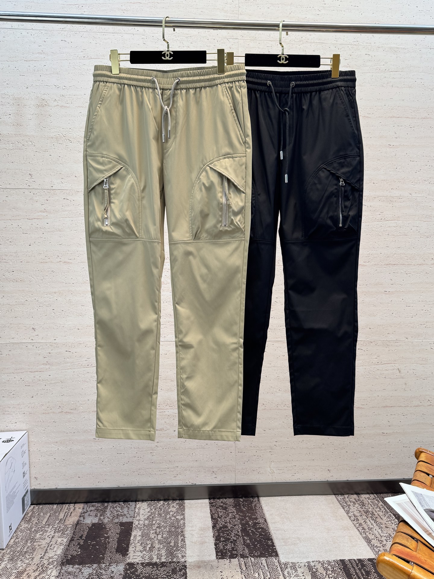NO:835804,LV26ss new men's casual drawstring trousers, the latest upper body style, invincible!  You can definitely close your eyes and close your eyes. This type of pants is very versatile and has an elastic waist. It can be worn for daily work and outdoor sports. It is the perfect combination of fashion and leisure and outdoor sports, so it is your best choice whether you wear it daily or outdoors. Extreme comfort and quick perspiration are the most popular focus, which improves the wearing comfort and is suitable for aerobic exercise and cross-country running conditions. This type of running casual pants has an extremely wide range of applications, allowing you to naturally maintain your love for sports in the summer, and can also be worn in leisure life.  Size M-3XL,,louis vuitton,19860909LV26ss新款男士休闲抽绳长裤 最新款上身版型无敌正！绝对可以闭眼收的一款,此款裤子非常百搭,弹力腰围,日常上班 户外运动都可以穿着,是时尚休闲与户外运动的完美结合,所以无论您平时穿或者户外穿都是您的最佳选择. 极致舒适和快速排汗是备受青睐的重点,提升穿着舒适度,适合有氧运动和越野跑条件下穿着,此款是一件适用范围极其广泛的跑步休闲裤,让你在夏天自然可以保持对运动热爱,也可以在休闲 生活中穿着 码数M-3XL,,louis vuitton,,Men's clothing
