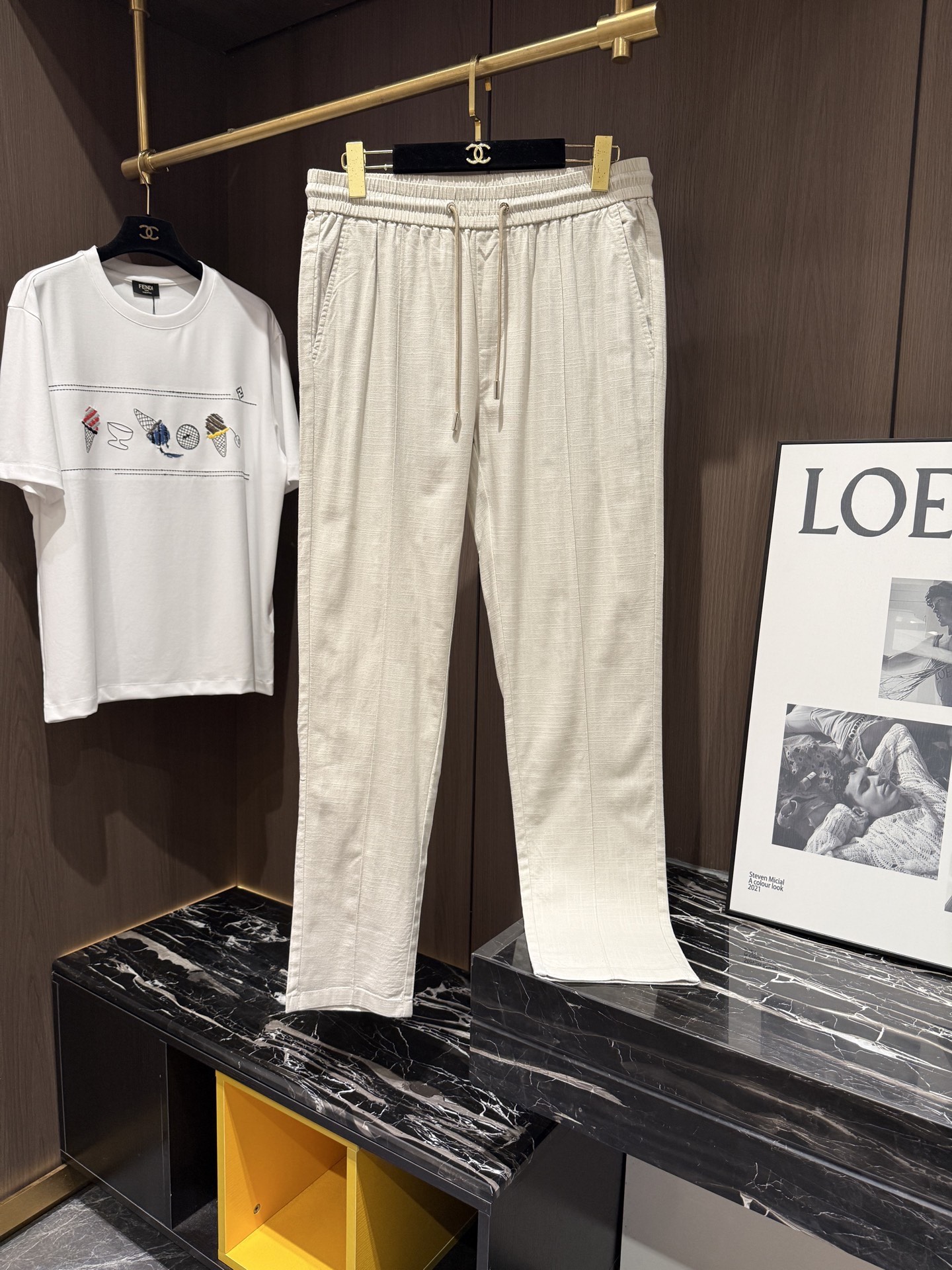 NO:835745,ZZ 26SS spring and summer linen casual trousers  This linen trousers perfectly combines fashion and comfort. Made of natural linen material, it has excellent breathability and can quickly dissipate heat, keeping you cool at all times in the hot summer. The loose fit design is not only comfortable to wear without restraint, but also cleverly modifies the leg lines to suit various body shapes. The waist is equipped with a white drawstring, which can be flexibly adjusted to fit different waists.  Suitable for clothing needs. The simple design is matched with the exquisite brand embroidery logo, which highlights the luxurious texture in a low-key manner. Whether it is worn with a simple T-shirt for walking on the street, or with a casual shirt for a vacation, it can be easily controlled, creating a casual yet stylish summer look for you. Size M-3XL, shirts, tees, t-shirt,19860909ZZ 26SS春夏亚麻休闲长裤 这款亚麻长裤,将时尚与舒适完美融合.采用天然亚麻材质,透气性绝佳,能迅速排散热气,让你在炎炎夏日也能时刻保持清爽.宽松的版型设计,不仅穿着自在无束缚,还巧妙修饰腿部线条,适配各种身形.腰部配有白色抽绳,可灵活调节松紧,贴合不同腰围需求.简约的设计搭配精致的品牌刺绣标识,低调中彰显奢华质感.无论是搭配简约T恤漫步街头,还是配上休闲衬衫奔赴度假之旅,它都能轻松驾驭,为你打造随性又不失格调的夏日造型.码数M-3XL,,shirts,tees，t-shirt,,Men's clothing