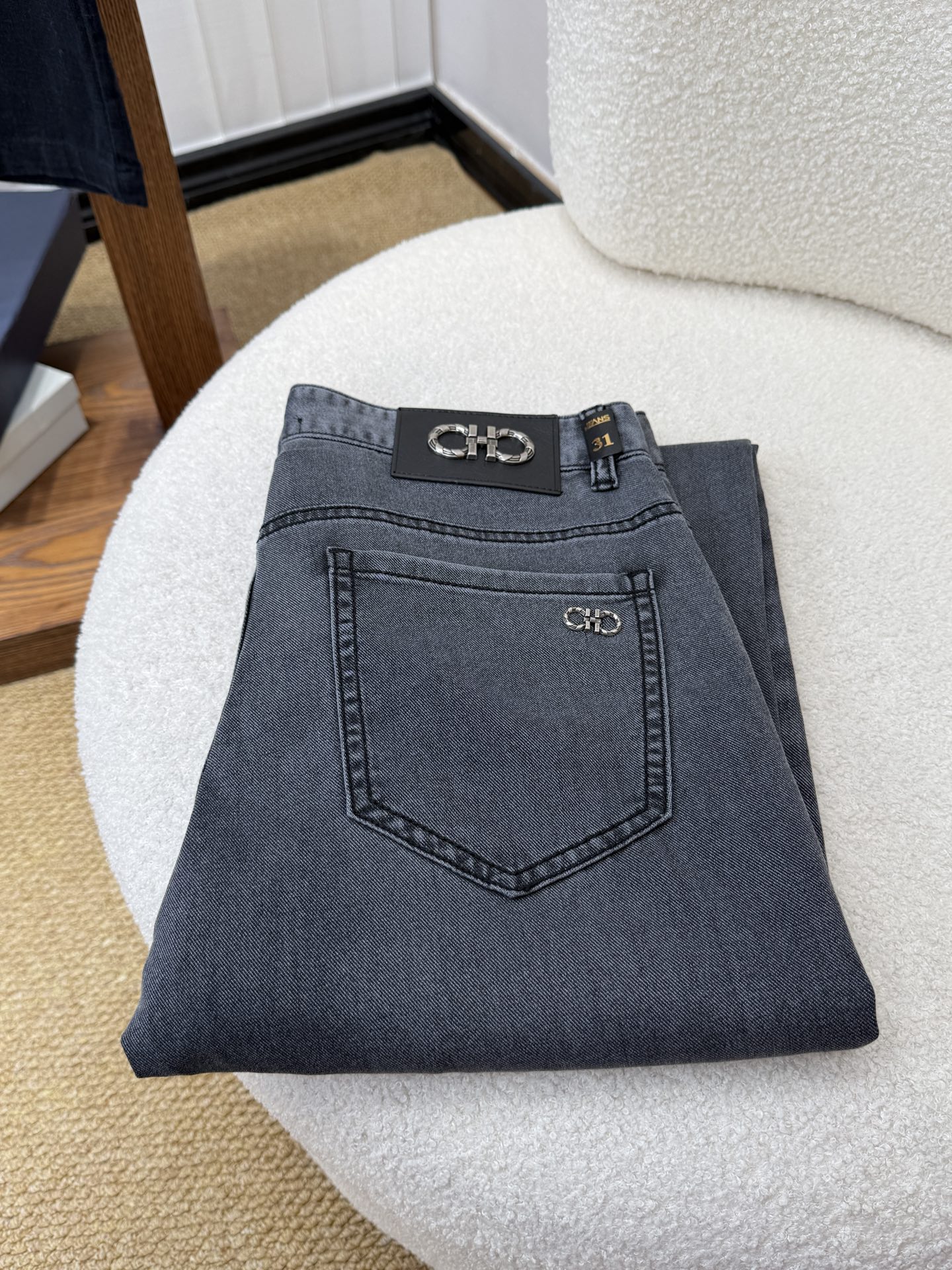 NO:905535,Ferragamo launches new men’s jeans for spring and summer!  Heavy-duty washed denim fabric, customized fabric is softer and more comfortable than ordinary denim fabric!  Super-heavy industrial washing process and double process washing. The whole pair of pants has a comfortable feel, and the fineness and breathability are top-notch. All hardware brand logos are custom-made, and the materials are selected with the best attributes. The fabric has good elasticity and great comfort!  The low-key design style is simple and elegant. The code number is 29-38,,ferragamo,ferragamo,jeans,19860909菲拉格慕 Ferragamo 春夏最新推出男士牛仔裤新品！重工水洗牛仔面料,定制面料和一般牛仔布料比起来,更加柔软舒适！超重工洗水工艺 双工艺洗水 整条裤子,手感舒适,细腻程度与透气效果堪称顶级,所有的五金品牌logo都是专模定做,材质都是选最好的属性.面料的弹性很好,舒适性非常棒！低调设计风格简洁大方.码数29-38,,ferragamo,ferragamo,jeans,,Men's clothing