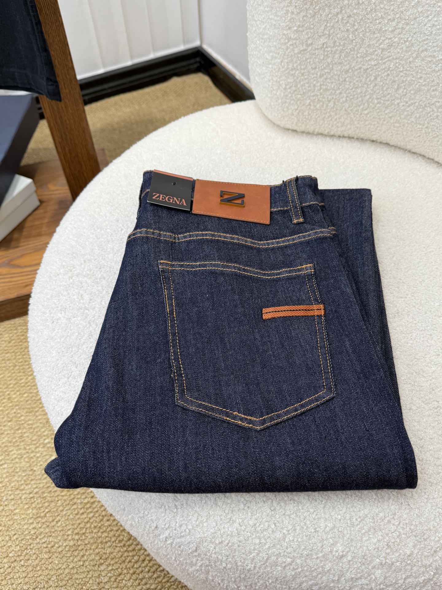 NO:905548,Zegna spring and summer slim straight jeans!  Heavy fermentation and washing process, lyocell color-locked denim fabric, elastic upper body, very comfortable, very classy to wear, needless to say the style and cut of the pants, the G net logo is highly recognizable!  Truly a first-class top trendy product!  Really top-notch jeans with outstanding quality. They have been washed with heavy fermentation and milling to make them very soft!  The upper body is absolutely stylish!  !  !  Size 29——3837,,zegna,jeans,19860909杰尼亚 Zegna春夏修身直筒牛仔裤！重工酵磨水洗工艺,莱赛尔锁色牛仔面料,带弹力上身非常舒适,穿出去非常有档次,裤型款式和裁剪亦无需多言 ,G网Logo辨识度极高！真正一等一顶级潮品！真正殿堂级的牛仔裤,品质卓然,经过重工酵磨水洗使得裤子很柔软！上身绝对的有型！！！尺码29——3837,,zegna,jeans,,Men's clothing