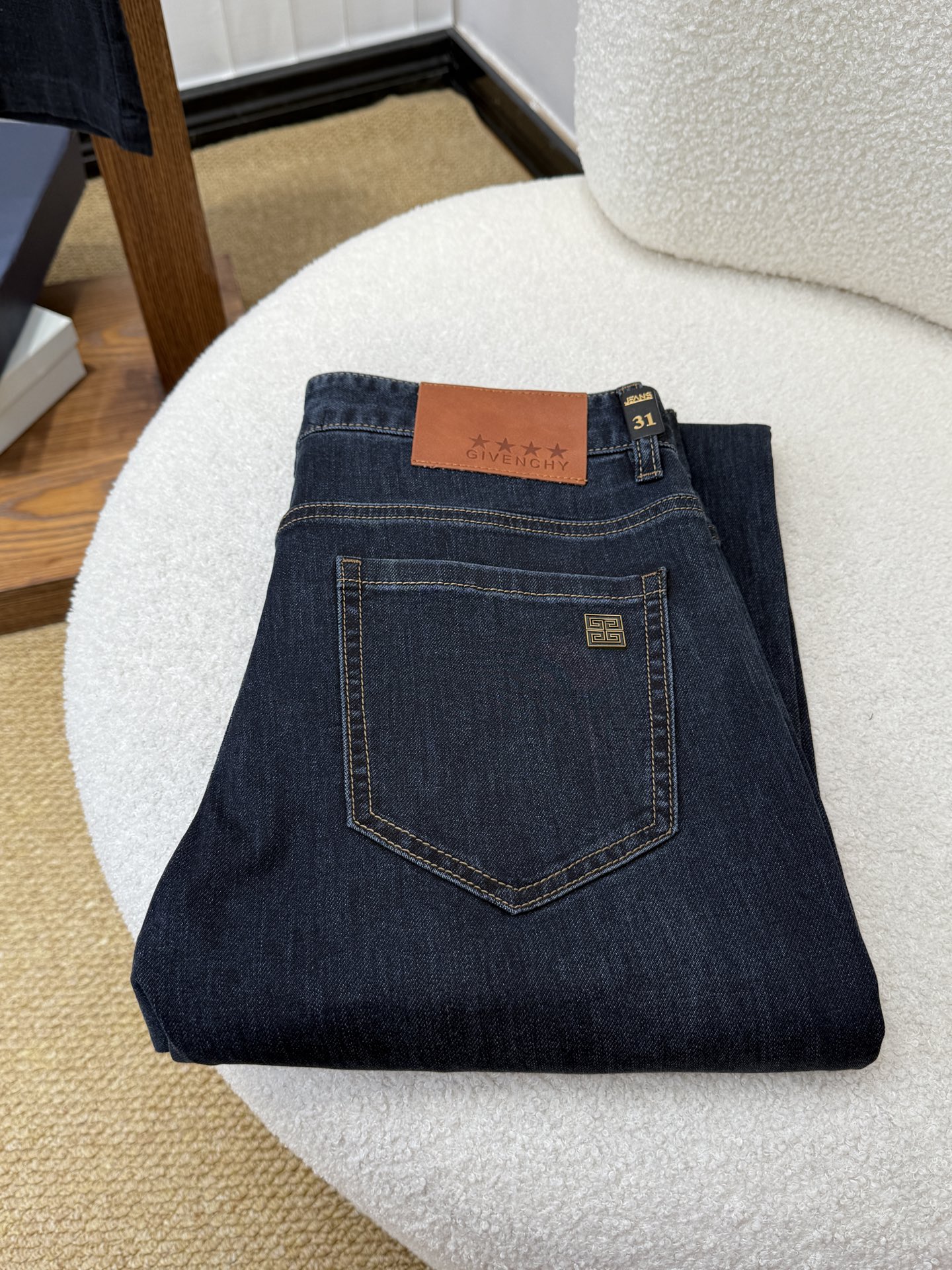 NO:905555,Givenchy launches new jeans for men!  Heavy-duty washed denim fabric, customized fabric is softer and more comfortable than ordinary denim fabric!  Super-heavy industrial washing process and double process washing. The whole pair of pants has a comfortable feel, and the fineness and breathability are top-notch. All hardware brand logos are custom-made, and the materials are selected with the best attributes. The fabric has good elasticity and great comfort!  The low-key design style is simple and elegant. The code number is 29-38,,givenchy,givenchy,jeans,19860909纪梵希 Givenchy 最新推出男士牛仔裤新品！重工水洗牛仔面料,定制面料和一般牛仔布料比起来,更加柔软舒适！超重工洗水工艺 双工艺洗水 整条裤子,手感舒适,细腻程度与透气效果堪称顶级,所有的五金品牌logo都是专模定做,材质都是选最好的属性.面料的弹性很好,舒适性非常棒！低调设计风格简洁大方.码数29-38,,givenchy,givenchy,jeans,,Men's clothing