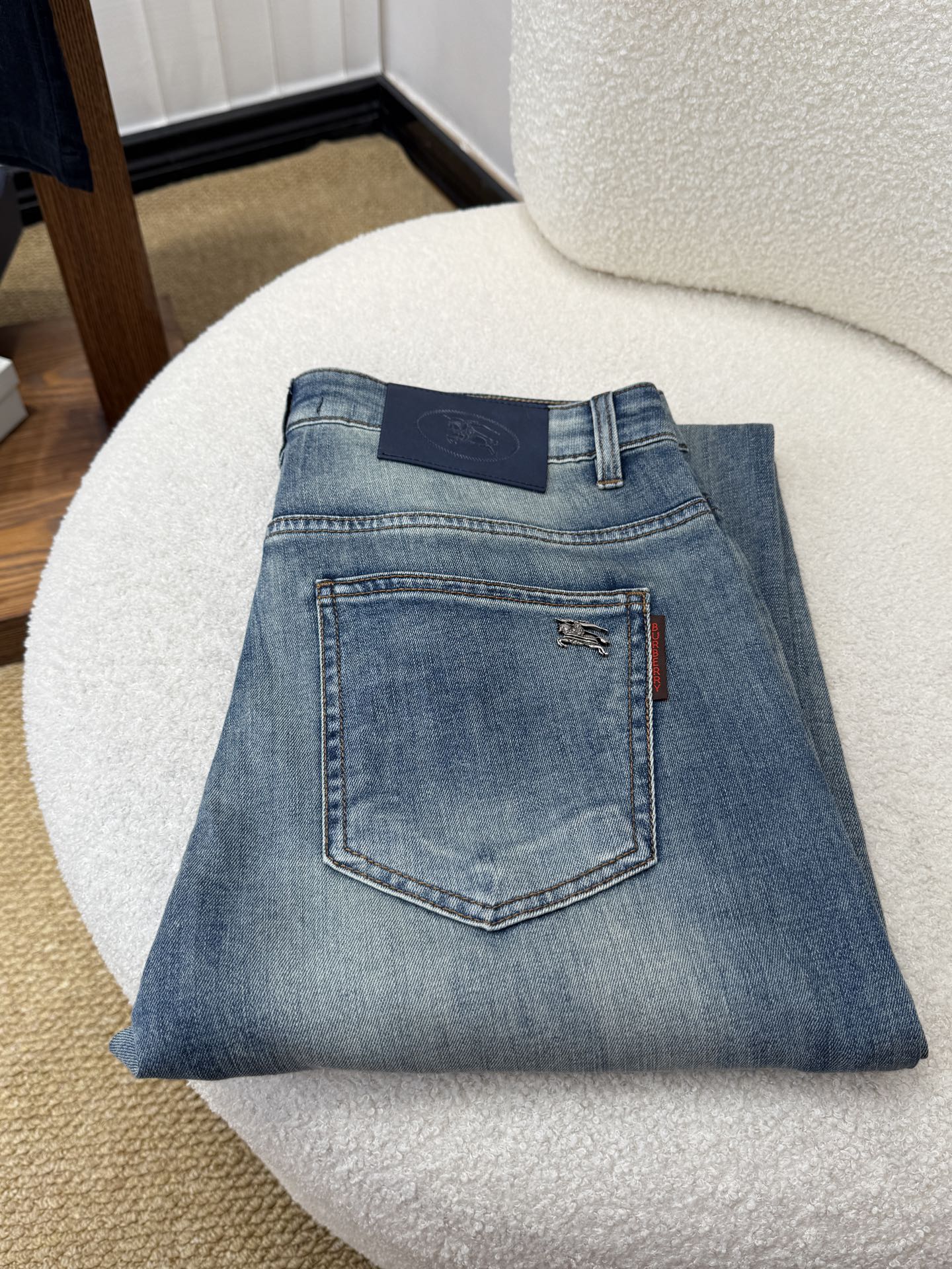 NO:926376,BURBERRY spring and summer slim straight jeans!  Heavy-duty fermentation and washing process, the slim fit with elastic upper body is very comfortable, and it is very classy to wear. Needless to say, the style and cutting of the pants are also customized with original hardware and original wash mark!  Highly recognizable!  Truly a first-class top trendy product!  Really top-notch jeans, using Turkish cotton to produce the most famous denim fabric. The quality is outstanding. After heavy-duty fermentation and washing, the pants are very soft!  The straight-leg version is not picky and the upper body is absolutely stylish!  !  !  Size 29——3837,,burberry,burberry,jeans,19860909巴宝莉 BURBERRY春夏款修身直筒牛仔裤！重工酵磨水洗工艺,修身版型带弹力上身非常舒适,穿出去非常有档次,裤型款式和裁剪亦无需多言 ,定制原版五金原版洗水唛！辨识度极高！真正一等一顶级潮品！真正殿堂级的牛仔裤,选用土耳其的棉花 生产出最有名的单宁布 品质卓然,经过重工酵磨水洗使得裤子很柔软！直脚的版型 不挑人 上身绝对的有型！！！尺码29——3837,,burberry,burberry,jeans,,Men's clothing