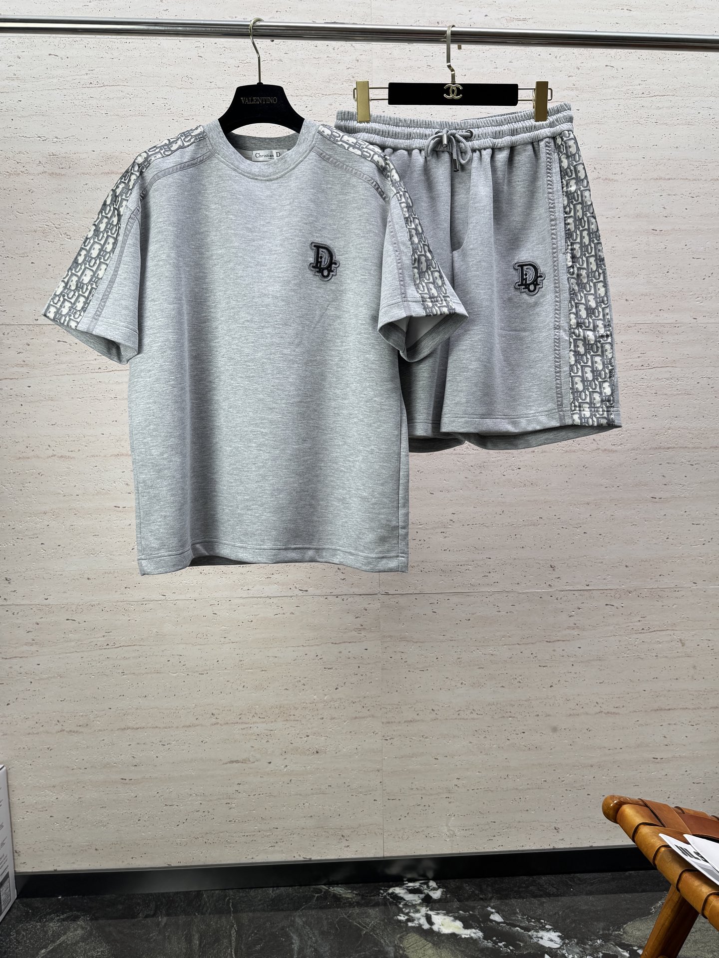 NO:909662,/Set CD26S new men's casual round neck short-sleeved shorts suit. It is comfortable and slim when worn. It is lazy and casual. It is particularly attractive when combined with clean and simple colors. It is suitable for daily wear~ We introduce dynamic sports items with embellishments to welcome the arrival of the warm season. Size M-3XL, shorts, T-shirt,19860909/套 CD26S新款男士休闲圆领短袖短裤套装,穿上就是舒适自在又显瘦的存在,慵懒而随性,结合干净简单的色系就特别耐看,适合日常穿着~倾情推出缀饰活力的运动单品,迎接温暖季节的到来.码数M-3XL,,shorts,T-shirt,,Men's clothing