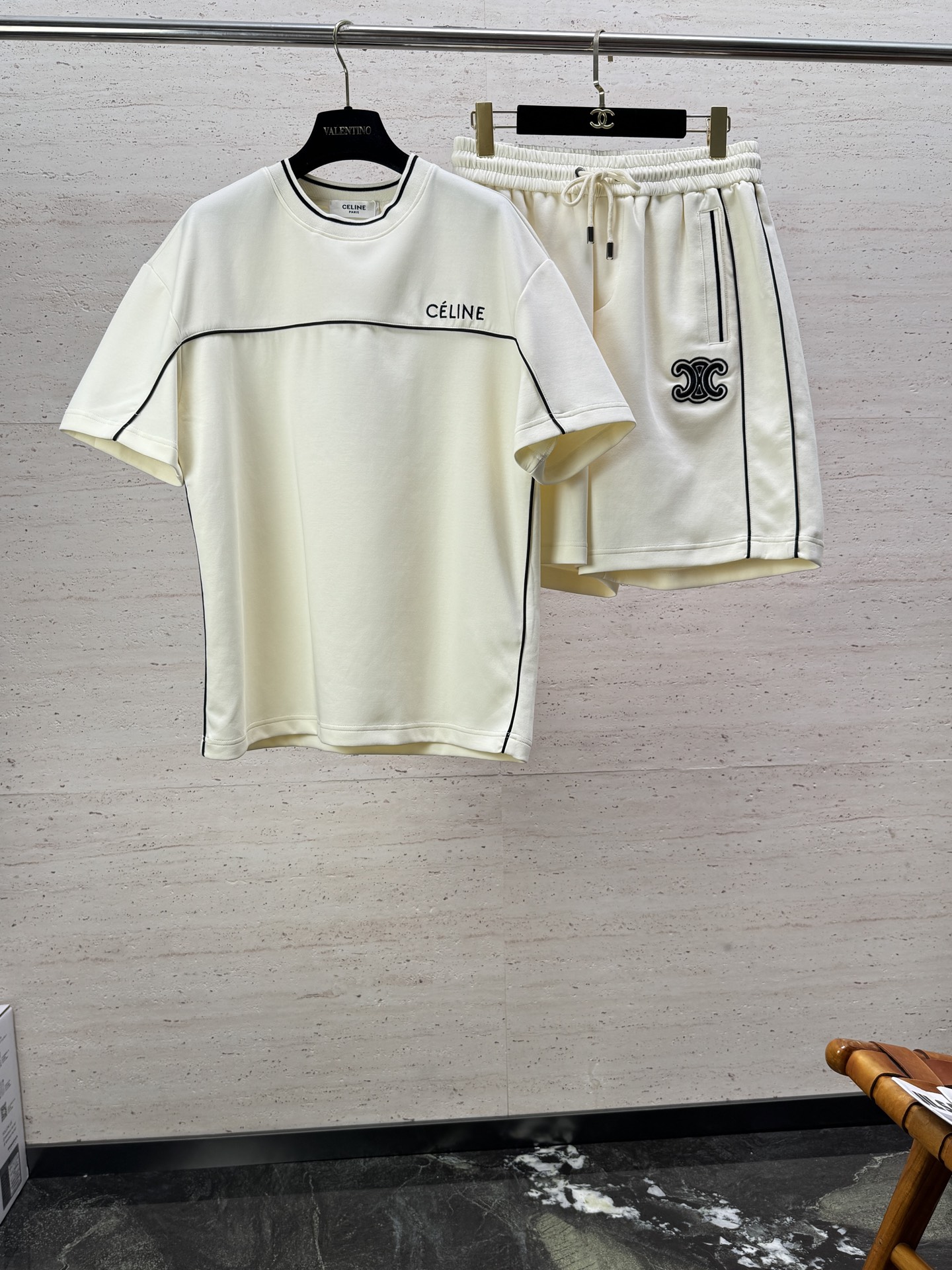 NO:909668,/Set CEL26S new men's casual round neck short-sleeved shorts suit. It is comfortable and slim when you put it on. It is lazy and casual. It is particularly attractive when combined with clean and simple colors. It is suitable for daily wear~ We introduce dynamic sports items with embellishments to welcome the arrival of the warm season. Size M-3XL, shorts, T-shirt,19860909/套 CEL26S新款男士休闲圆领短袖短裤套装,穿上就是舒适自在又显瘦的存在,慵懒而随性,结合干净简单的色系就特别耐看,适合日常穿着~倾情推出缀饰活力的运动单品,迎接温暖季节的到来.码数M-3XL,,shorts,T-shirt,,Men's clothing