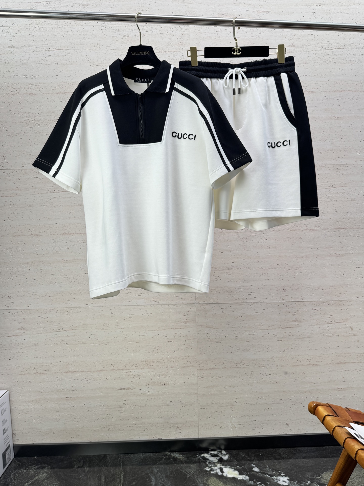 NO:909680,/Set GU26S new men's casual lapel short-sleeved shorts suit. Wearing it makes you feel comfortable and slim. It is lazy and casual. It is particularly attractive when combined with clean and simple colors. It is suitable for daily wear. We introduce dynamic sports items with embellishments to welcome the arrival of the warm season. Size M-3XL, shorts, T-shirt,19860909/套 GU26S新款男士休闲翻领短袖短裤套装,穿上就是舒适自在又显瘦的存在,慵懒而随性,结合干净简单的色系就特别耐看,适合日常穿着~倾情推出缀饰活力的运动单品,迎接温暖季节的到来.码数M-3XL,,shorts,T-shirt,,Men's clothing