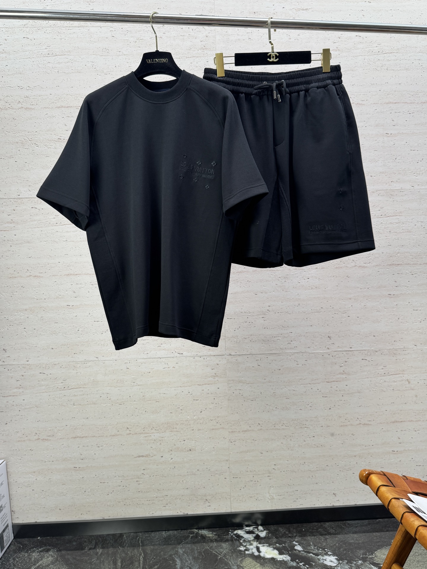 NO:909674,/Set LV26S new men's casual round neck short-sleeved shorts suit. It is comfortable and slim when worn. It is lazy and casual. It is particularly attractive when combined with clean and simple colors. It is suitable for daily wear~ We introduce dynamic sports items with embellishments to welcome the arrival of the warm season. Size M-3XL, Louis Vuitton, shorts, T-shirt,19860909/套 LV26S新款男士休闲圆领短袖短裤套装,穿上就是舒适自在又显瘦的存在,慵懒而随性,结合干净简单的色系就特别耐看,适合日常穿着~倾情推出缀饰活力的运动单品,迎接温暖季节的到来.码数M-3XL,,louis vuitton,shorts,T-shirt,,Men's clothing