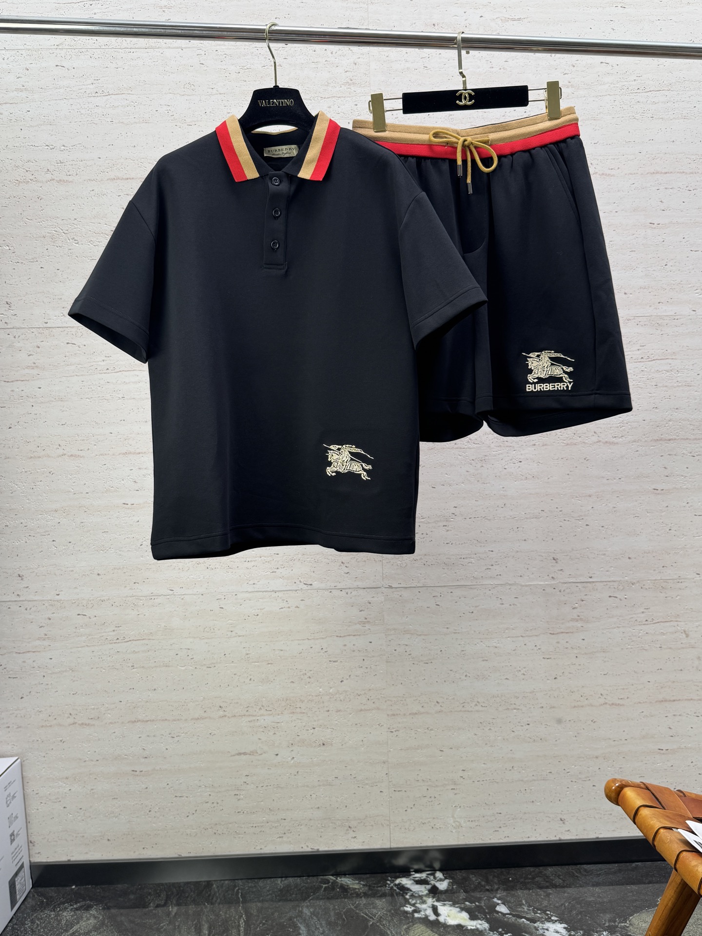 NO:909630,/Set BUR26S new men's casual lapel short-sleeved shorts suit. It is comfortable and slim when worn. It is lazy and casual. It is particularly attractive when combined with clean and simple colors. It is suitable for daily wear~ We introduce dynamic sports items with embellishments to welcome the arrival of the warm season. Size M-3XL,, burberry, shorts, T-shirt,19860909/套 BUR26S新款男士休闲翻领短袖短裤套装,穿上就是舒适自在又显瘦的存在,慵懒而随性,结合干净简单的色系就特别耐看,适合日常穿着~倾情推出缀饰活力的运动单品,迎接温暖季节的到来.码数M-3XL,,burberry,shorts,T-shirt,,Men's clothing
