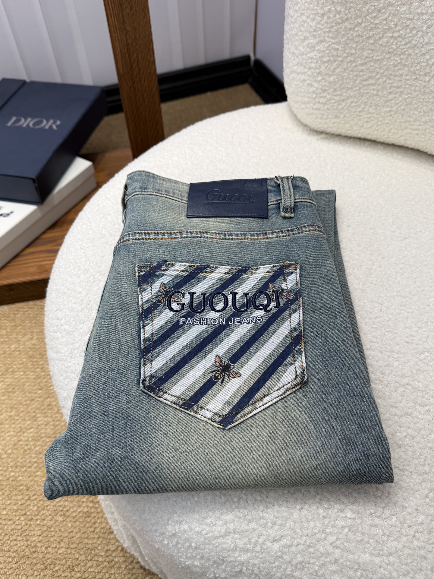 NO:953299,Gucci GUCCI spring and summer slim straight jeans!  Heavy-duty fermentation and washing process, Lyocell color-locked denim fabric, elastic upper body, very comfortable, very classy to wear, needless to say the style and cut of the pants, the G net logo is highly recognizable!  Truly a first-class top trendy product!  Really top-notch jeans with outstanding quality. They have been washed with heavy fermentation and milling to make them very soft!  The upper body is absolutely stylish!  !  !  Size 29——3837,,gucci,jeans,19860909古奇 GUCCI春夏修身直筒牛仔裤！重工酵磨水洗工艺,莱赛尔锁色牛仔面料,带弹力上身非常舒适,穿出去非常有档次,裤型款式和裁剪亦无需多言 ,G网Logo辨识度极高！真正一等一顶级潮品！真正殿堂级的牛仔裤,品质卓然,经过重工酵磨水洗使得裤子很柔软！上身绝对的有型！！！尺码29——3837,,gucci,jeans,,Men's clothing