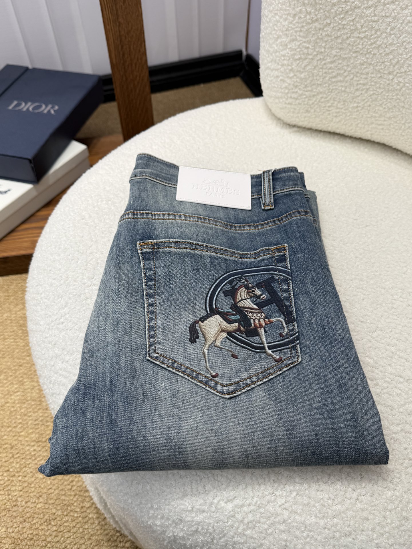 NO:953327,Hermes spring and summer slim straight jeans!  Heavy-duty fermentation and washing process, Lyocell color-locked denim fabric, elastic upper body, very comfortable, very classy to wear, needless to say the style and cut of the pants, the G net logo is highly recognizable!  Truly a first-class top trendy product!  Really top-notch jeans with outstanding quality. They have been washed with heavy fermentation and milling to make them very soft!  The upper body is absolutely stylish!  !  !  Size 29——3837,,hermes,hermes,jeans,19860909爱马仕 HERMES春夏修身直筒牛仔裤！重工酵磨水洗工艺,莱赛尔锁色牛仔面料,带弹力上身非常舒适,穿出去非常有档次,裤型款式和裁剪亦无需多言 ,G网Logo辨识度极高！真正一等一顶级潮品！真正殿堂级的牛仔裤,品质卓然,经过重工酵磨水洗使得裤子很柔软！上身绝对的有型！！！尺码29——3837,,hermes,hermes,jeans,,Men's clothing