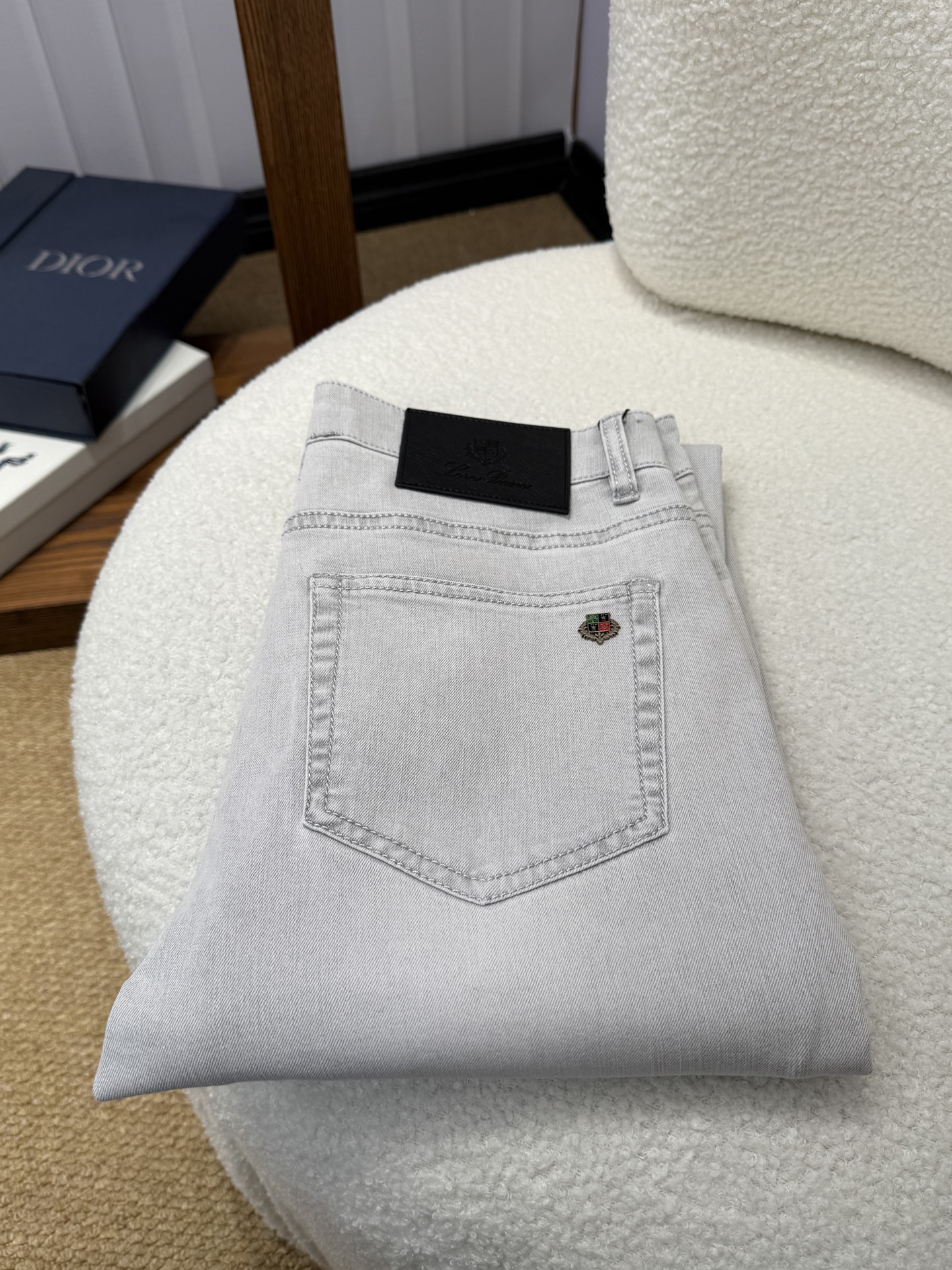 NO:953317,LP Loro Piana spring and summer slim straight jeans!  Heavy-duty fermentation and washing process, Lyocell color-locked denim fabric, elastic upper body, very comfortable, very classy to wear, needless to say the style and cut of the pants, the G net logo is highly recognizable!  Truly a first-class top trendy product!  Really top-notch jeans with outstanding quality. They have been washed with heavy fermentation and milling to make them very soft!  The upper body is absolutely stylish!  !  !  Size 29——3837,,loro piana,loro piana,jeans,19860909LP 诺悠翩雅Loro Piana 春夏修身直筒牛仔裤！重工酵磨水洗工艺,莱赛尔锁色牛仔面料,带弹力上身非常舒适,穿出去非常有档次,裤型款式和裁剪亦无需多言 ,G网Logo辨识度极高！真正一等一顶级潮品！真正殿堂级的牛仔裤,品质卓然,经过重工酵磨水洗使得裤子很柔软！上身绝对的有型！！！尺码29——3837,,loro piana,loro piana,jeans,,Men's clothing