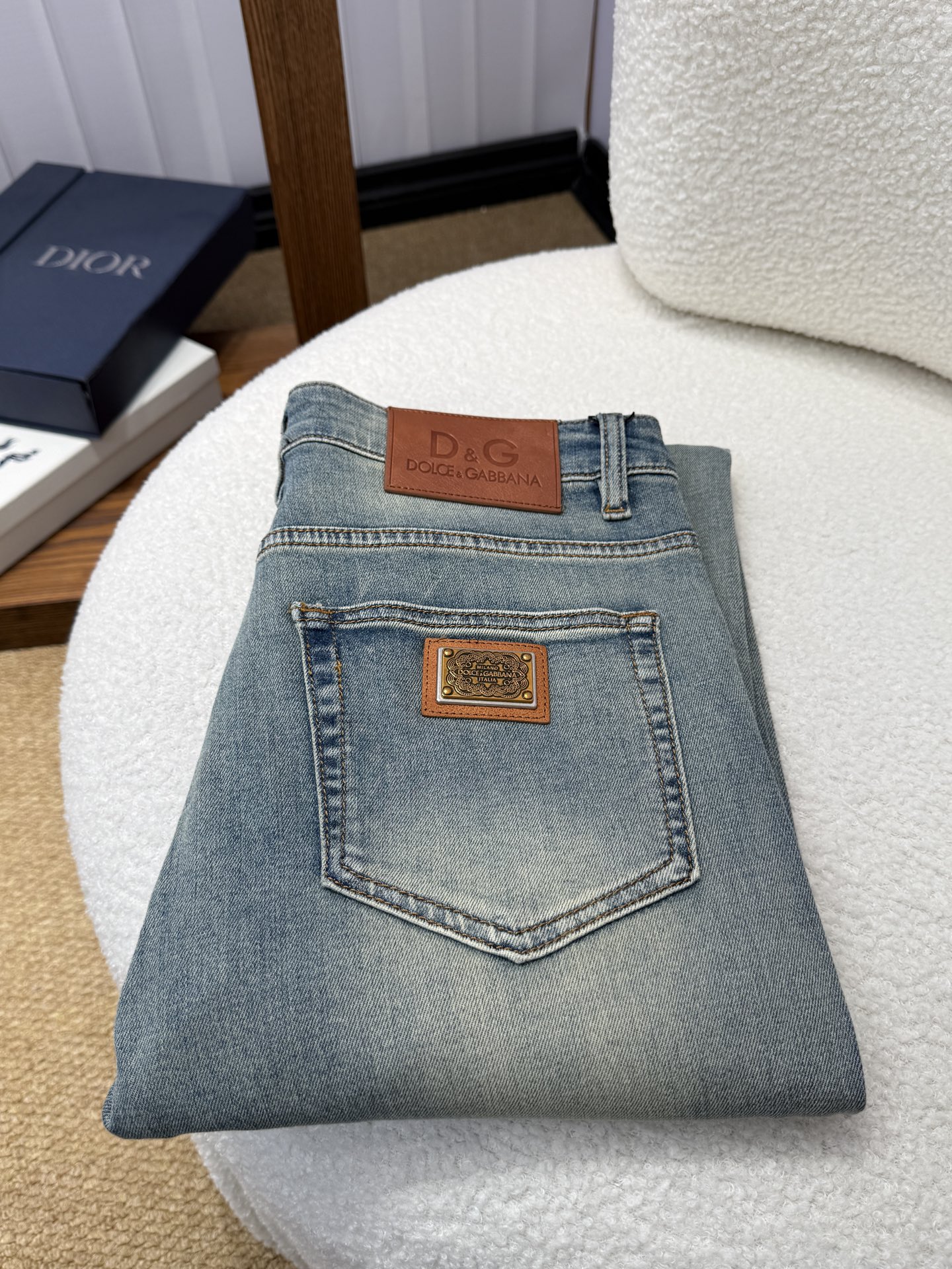 NO:953337,DG Dolce & Gabbana spring and summer slim straight jeans!  Heavy-duty fermentation and washing process, Lyocell color-locked denim fabric, elastic upper body, very comfortable, very classy to wear, needless to say the style and cut of the pants, the G net logo is highly recognizable!  Truly a first-class top trendy product!  Really top-notch jeans with outstanding quality. They have been washed with heavy fermentation and milling to make them very soft!  The upper body is absolutely stylish!  !  !  Size 29——3837,,Dolce&Gabbana,jeans,19860909DG 杜嘉班纳春夏修身直筒牛仔裤！重工酵磨水洗工艺,莱赛尔锁色牛仔面料,带弹力上身非常舒适,穿出去非常有档次,裤型款式和裁剪亦无需多言 ,G网Logo辨识度极高！真正一等一顶级潮品！真正殿堂级的牛仔裤,品质卓然,经过重工酵磨水洗使得裤子很柔软！上身绝对的有型！！！尺码29——3837,,Dolce&Gabbana,jeans,,Men's clothing