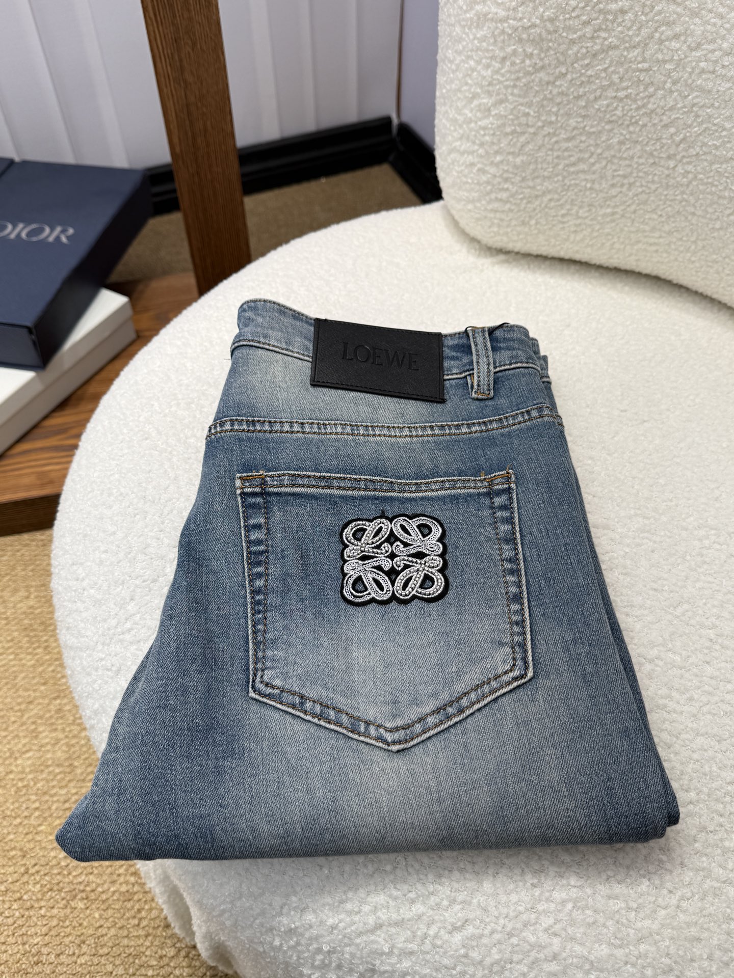 NO:953347,LOEWE spring and summer slim straight jeans!  Heavy-duty fermentation and washing process, Lyocell color-locked denim fabric, elastic upper body, very comfortable, very classy to wear, needless to say the style and cut of the pants, the G net logo is highly recognizable!  Truly a first-class top trendy product!  Really top-notch jeans with outstanding quality. They have been washed with heavy fermentation and milling to make them very soft!  The upper body is absolutely stylish!  !  !  Size 29——3837,,loewe,loewe,jeans,19860909罗意威天LOEWE春夏修身直筒牛仔裤！重工酵磨水洗工艺,莱赛尔锁色牛仔面料,带弹力上身非常舒适,穿出去非常有档次,裤型款式和裁剪亦无需多言 ,G网Logo辨识度极高！真正一等一顶级潮品！真正殿堂级的牛仔裤,品质卓然,经过重工酵磨水洗使得裤子很柔软！上身绝对的有型！！！尺码29——3837,,loewe,loewe,jeans,,Men's clothing