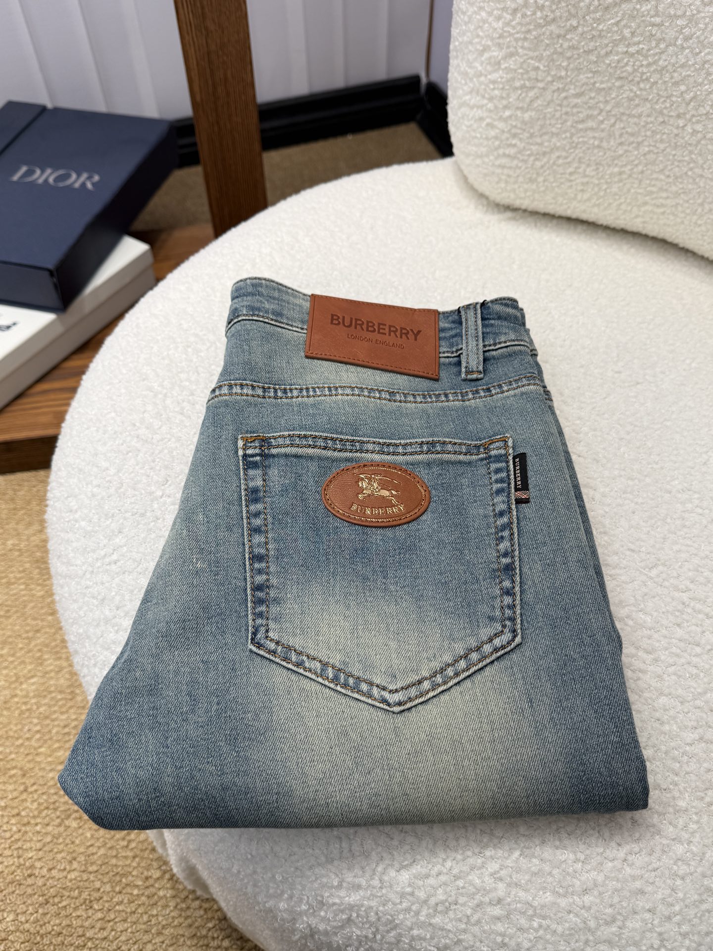 NO:953267,BURBERRY spring and summer slim straight jeans!  Heavy-duty fermentation and washing process, Lyocell color-locked denim fabric, elastic upper body, very comfortable, very classy to wear, needless to say the style and cut of the pants, the G net logo is highly recognizable!  Truly a first-class top trendy product!  Really top-notch jeans with outstanding quality. They have been washed with heavy fermentation and milling to make them very soft!  The upper body is absolutely stylish!  !  !  Size 29——3837,,burberry,burberry,jeans,19860909巴宝莉 BURBERRY春夏修身直筒牛仔裤！重工酵磨水洗工艺,莱赛尔锁色牛仔面料,带弹力上身非常舒适,穿出去非常有档次,裤型款式和裁剪亦无需多言 ,G网Logo辨识度极高！真正一等一顶级潮品！真正殿堂级的牛仔裤,品质卓然,经过重工酵磨水洗使得裤子很柔软！上身绝对的有型！！！尺码29——3837,,burberry,burberry,jeans,,Men's clothing