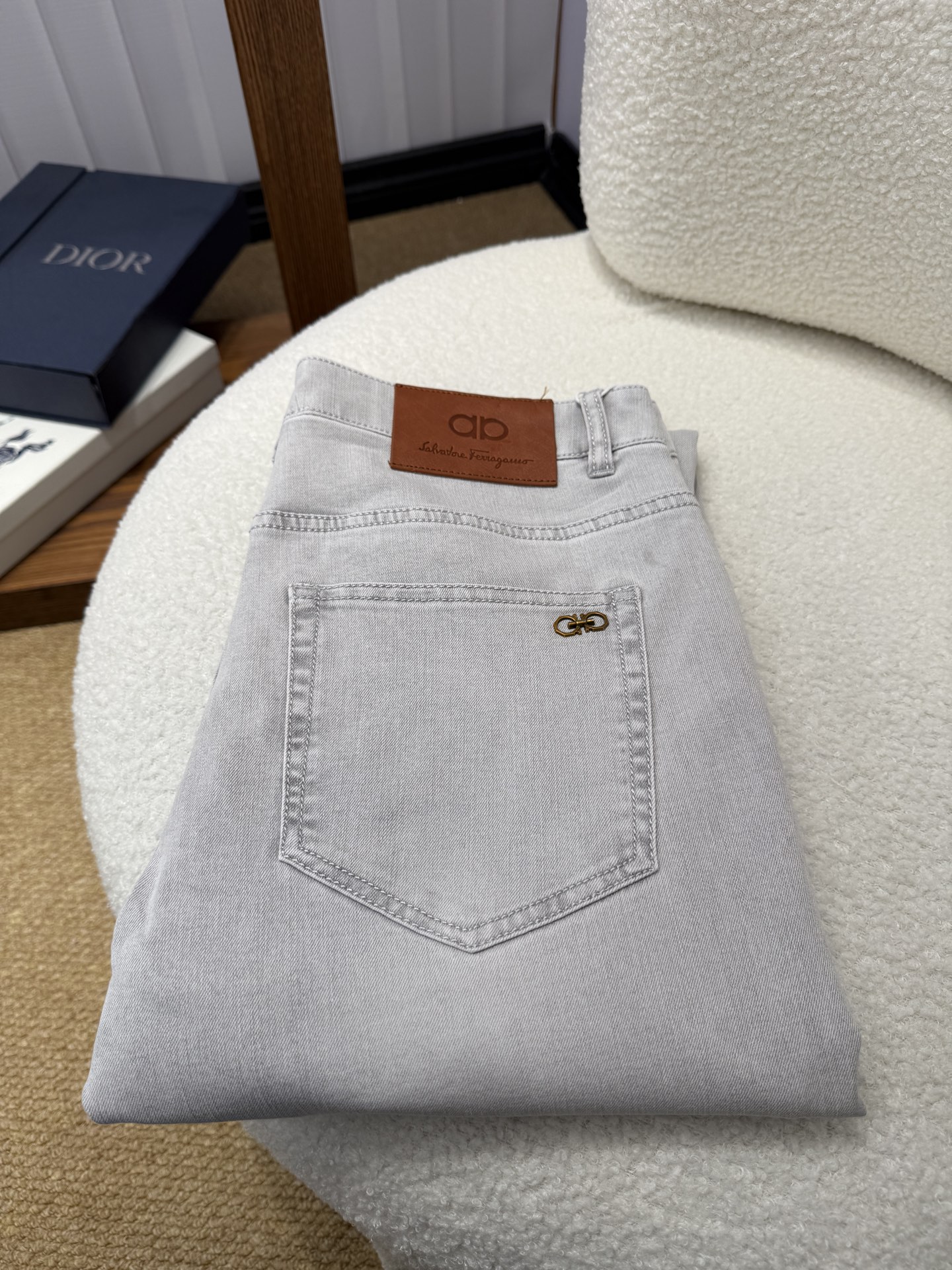 NO:953305,Ferragamo FERRAGAMO spring and summer slim straight jeans!  Heavy-duty fermentation and washing process, Lyocell color-locked denim fabric, elastic upper body, very comfortable, very classy to wear, needless to say the style and cut of the pants, the G net logo is highly recognizable!  Truly a first-class top trendy product!  Really top-notch jeans with outstanding quality. They have been washed with heavy fermentation and milling to make them very soft!  The upper body is absolutely stylish!  !  !  Size 29——3837,,ferragamo,ferragamo,jeans,19860909菲拉格慕FERRAGAMO春夏修身直筒牛仔裤！重工酵磨水洗工艺,莱赛尔锁色牛仔面料,带弹力上身非常舒适,穿出去非常有档次,裤型款式和裁剪亦无需多言 ,G网Logo辨识度极高！真正一等一顶级潮品！真正殿堂级的牛仔裤,品质卓然,经过重工酵磨水洗使得裤子很柔软！上身绝对的有型！！！尺码29——3837,,ferragamo,ferragamo,jeans,,Men's clothing