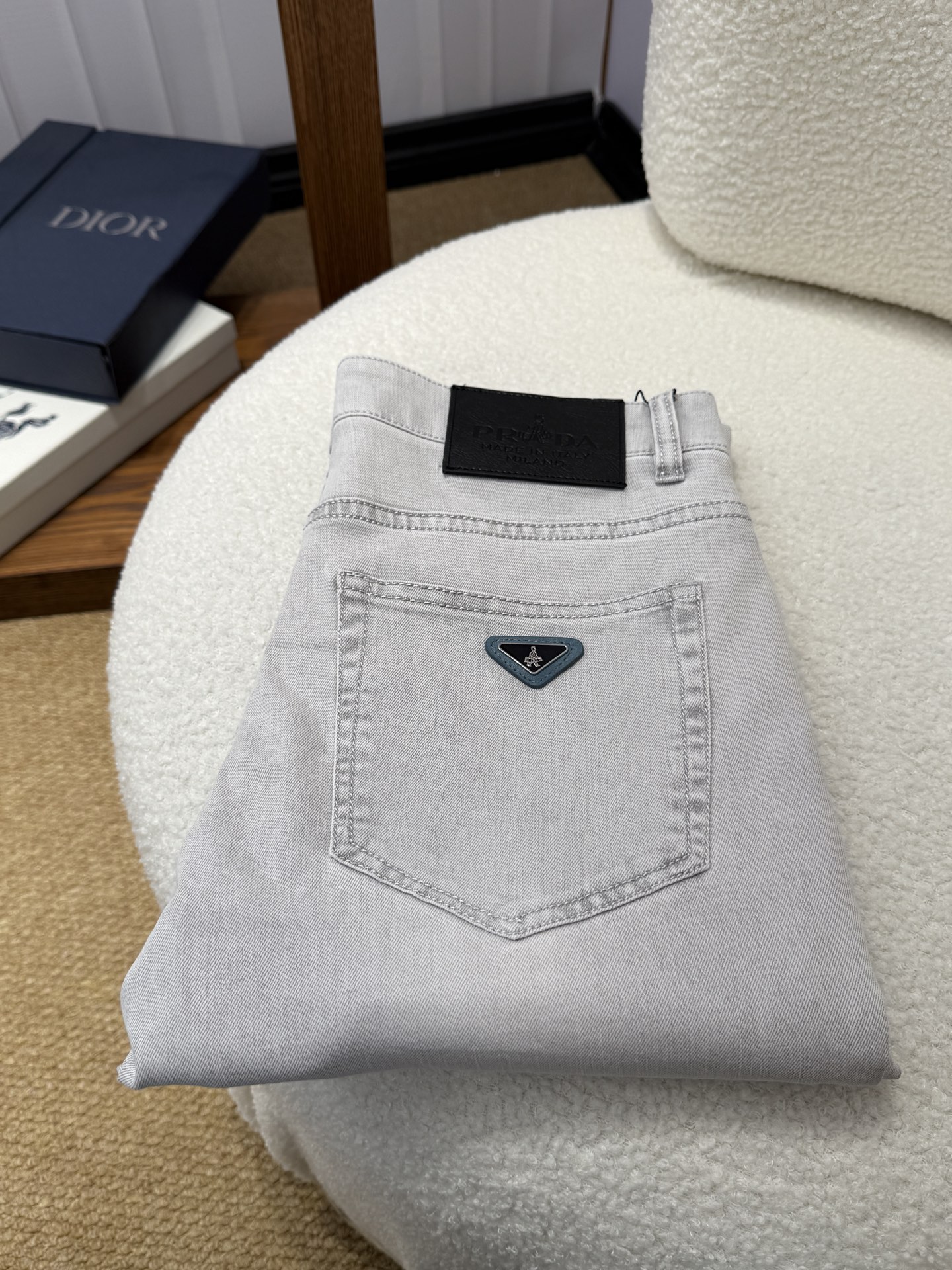 NO:953288,PRADA spring and summer slim straight jeans!  Heavy-duty fermentation and washing process, Lyocell color-locked denim fabric, elastic upper body, very comfortable, very classy to wear, needless to say the style and cut of the pants, the G net logo is highly recognizable!  Truly a first-class top trendy product!  Really top-notch jeans with outstanding quality. They have been washed with heavy fermentation and milling to make them very soft!  The upper body is absolutely stylish!  !  !  Size 29——3837,,prada,prada,jeans,19860909普拉达 PRADA春夏修身直筒牛仔裤！重工酵磨水洗工艺,莱赛尔锁色牛仔面料,带弹力上身非常舒适,穿出去非常有档次,裤型款式和裁剪亦无需多言 ,G网Logo辨识度极高！真正一等一顶级潮品！真正殿堂级的牛仔裤,品质卓然,经过重工酵磨水洗使得裤子很柔软！上身绝对的有型！！！尺码29——3837,,prada,prada,jeans,,Men's clothing