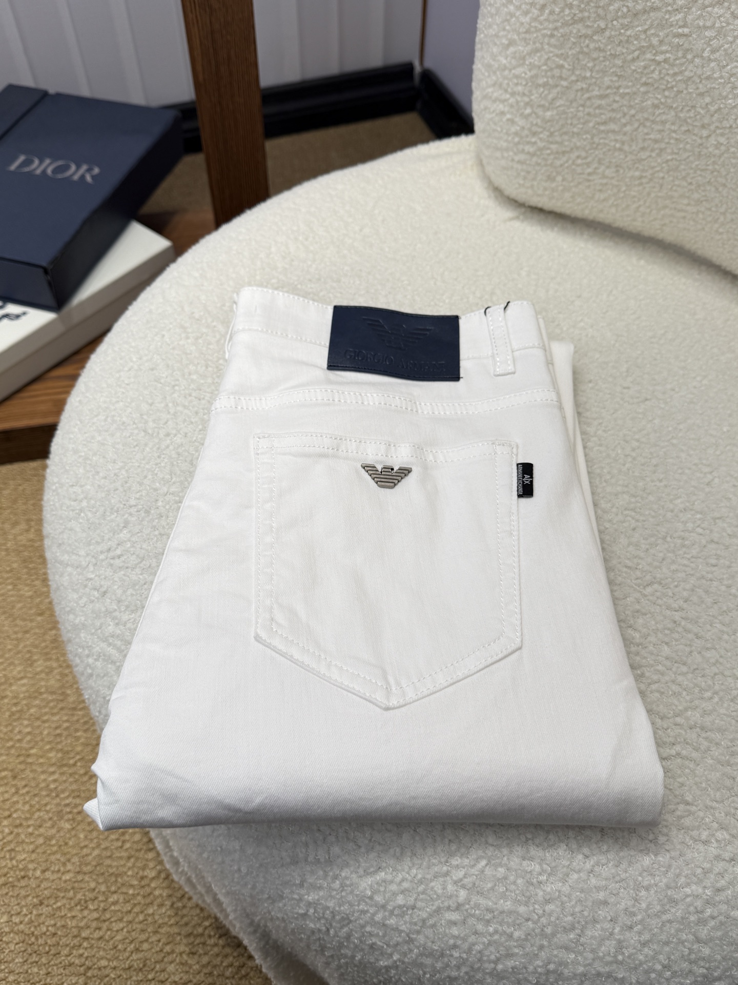 NO:950378,Armani ARMANI spring and summer slim fit straight jeans!  Heavy-duty fermentation and washing process, slim straight fit, Lyocell color-locked denim fabric, elastic upper body, very comfortable, very classy to wear, needless to say the style and cut of the pants, the G network logo is highly recognizable!  Really top-notch jeans with outstanding quality. They have been washed with heavy fermentation and milling to make them very soft!  The straight-leg version is not picky and the upper body is absolutely stylish!  !  !  Size 29——3837,,armani,armani,jeans,19860909阿玛尼 ARMANI春夏修身版直筒牛仔裤！重工酵磨水洗工艺,修身直筒版型,莱赛尔锁色牛仔面料,带弹力上身非常舒适,穿出去非常有档次,裤型款式和裁剪亦无需多言 ,G网Logo辨识度极高！真正殿堂级的牛仔裤,品质卓然,经过重工酵磨水洗使得裤子很柔软！直脚的版型 不挑人 上身绝对的有型！！！尺码29——3837,,armani,armani,jeans,,Men's clothing