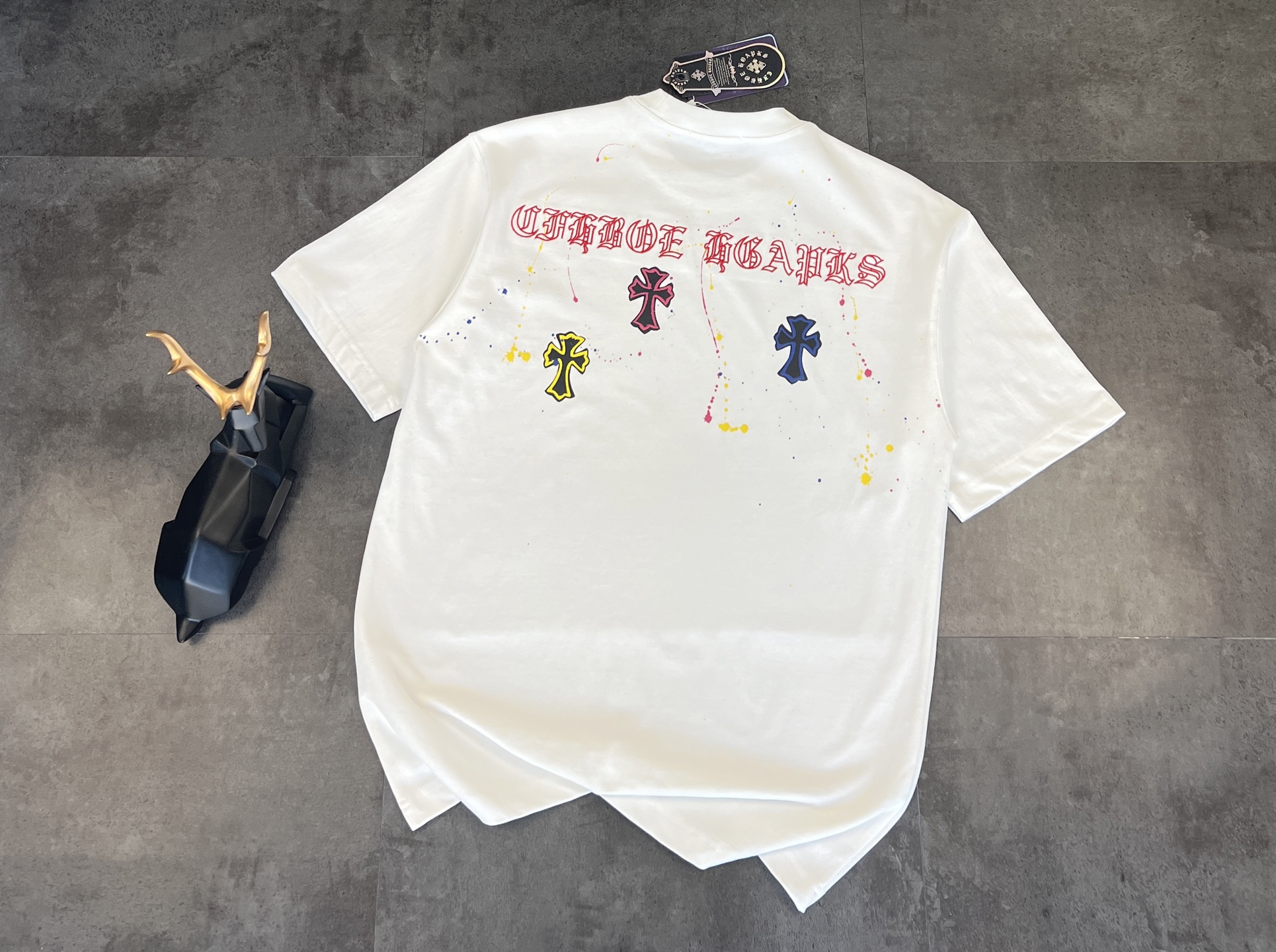 170💰(顶级复刻版本)
👑新款短袖上新🆕🆕2025,Chrome Hearte 克罗心 CH 25SS春夏新款,320克高克重磨毛洗水双纱面料➕ 手工泼墨➕重工刺绣工艺,轻奢主义,男女日常通勤穿搭必备单品 正确版本 欢迎对比 !高克重酵素水洗定织面料,做旧水洗工艺,通肩领条,双股四车线定位!定制主标,男女同款!
详细特征
· 320克100% 纯棉双纱面料
· 同缸定染特种加粗32支双股1X1螺纹
· 磨毛洗水双纱面料➕手工泼墨➕重工刺绣工艺
· 双针车线跨缝工艺
· 原版主唛水洗吊牌品牌防潮纸包装
颜色: 黑色/白色
尺码: S/M/L/XL
建议尺寸:
S:(90-135斤)
M:(135-155斤)
L:(155-175斤)
XL:(175-200斤)