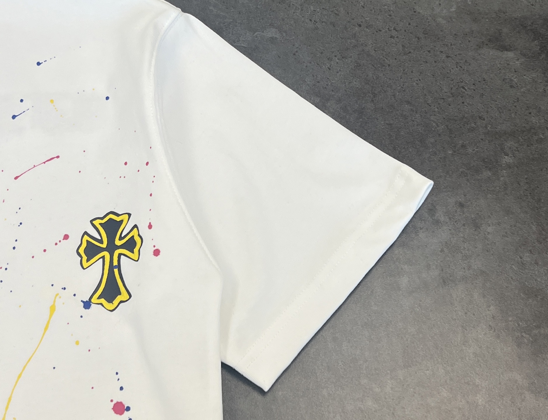170💰(顶级复刻版本)
👑新款短袖上新🆕🆕2025,Chrome Hearte 克罗心 CH 25SS春夏新款,320克高克重磨毛洗水双纱面料➕ 手工泼墨➕重工刺绣工艺,轻奢主义,男女日常通勤穿搭必备单品 正确版本 欢迎对比 !高克重酵素水洗定织面料,做旧水洗工艺,通肩领条,双股四车线定位!定制主标,男女同款!
详细特征
· 320克100% 纯棉双纱面料
· 同缸定染特种加粗32支双股1X1螺纹
· 磨毛洗水双纱面料➕手工泼墨➕重工刺绣工艺
· 双针车线跨缝工艺
· 原版主唛水洗吊牌品牌防潮纸包装
颜色: 黑色/白色
尺码: S/M/L/XL
建议尺寸:
S:(90-135斤)
M:(135-155斤)
L:(155-175斤)
XL:(175-200斤)