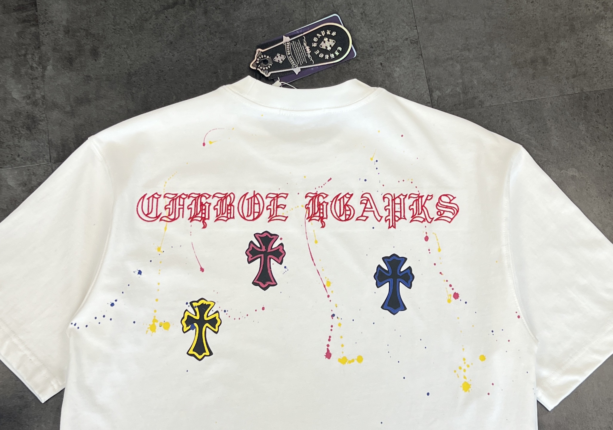 170💰(顶级复刻版本)
👑新款短袖上新🆕🆕2025,Chrome Hearte 克罗心 CH 25SS春夏新款,320克高克重磨毛洗水双纱面料➕ 手工泼墨➕重工刺绣工艺,轻奢主义,男女日常通勤穿搭必备单品 正确版本 欢迎对比 !高克重酵素水洗定织面料,做旧水洗工艺,通肩领条,双股四车线定位!定制主标,男女同款!
详细特征
· 320克100% 纯棉双纱面料
· 同缸定染特种加粗32支双股1X1螺纹
· 磨毛洗水双纱面料➕手工泼墨➕重工刺绣工艺
· 双针车线跨缝工艺
· 原版主唛水洗吊牌品牌防潮纸包装
颜色: 黑色/白色
尺码: S/M/L/XL
建议尺寸:
S:(90-135斤)
M:(135-155斤)
L:(155-175斤)
XL:(175-200斤)