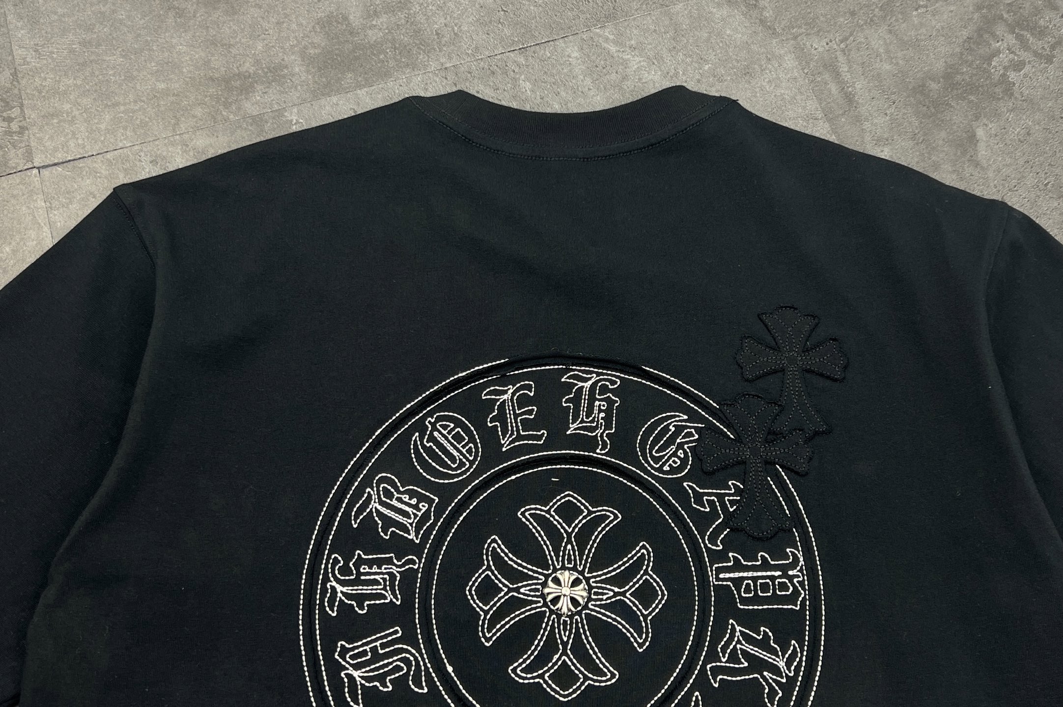 170💰(顶级复刻版本)
👑新款短袖上新🆕🆕2025,Chrome Hearte 克罗心 CH 25SS春夏新款,320克高克重磨毛洗水双纱面料➕ 罗盘贴布重工刺绣工艺 ,轻奢主义,男女日常通勤穿搭必备单品 正确版本 欢迎对比 !高克重酵素水洗定织面料,做旧水洗工艺,通肩领条,双股四车线定位!定制主标,男女同款!
详细特征
· 320克100% 纯棉双纱面料
· 同缸定染特种加粗32支双股1X1螺纹
· 磨毛洗水双纱面料➕罗盘贴布重工刺绣工艺
· 双针车线跨缝工艺
· 原版主唛水洗吊牌品牌防潮纸包装
颜色: 黑色/白色
尺码: S/M/L/XL
建议尺寸:
S:(90-135斤)
M:(135-155斤)
L:(155-175斤)
XL:(175-200斤)