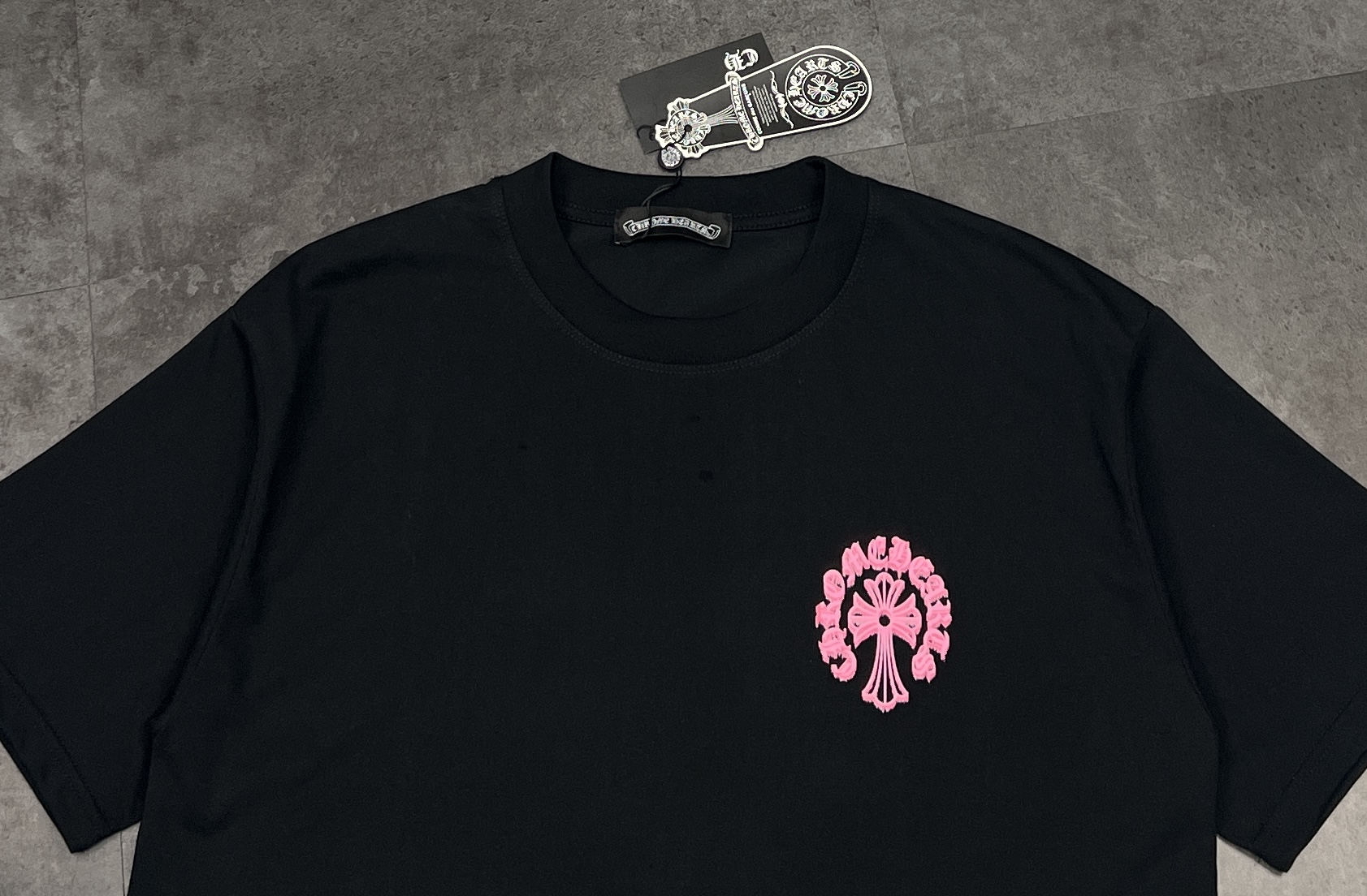 95💰
👑短袖新款上新:🆕🆕Chrome Hearts/克罗心2025梵文十字花数码压花短䄂!面料采用26支双纱棉260克,经过高温预缩处理高克重的短袖,触感细腻柔软,质地透气,配套同缸1x1螺纹,领口螺纹是纯棉的拉架螺纹,后背采用进口高温烫不易脱落超级精致,简直是天花板,成品衣服经过反复多次炒鱼做旧工艺,吊牌均按原版开发定做,采用箱型剪裁设计,更加简约宽松,同时也更藏肉品瘦,产品难度极高,极其显白显年轻,男女都能驾驭,是夏天不可或缺的简约单品,定位裁剪 Oversize 宽松版型,遍布细节,定制配套辅料,皮质压花工艺主唛,风格作1日摇滚复古,做工、质感一流!三标一直,包装袋更是logo标识,高大上,男女同穿哦!
颜色:黑色
尺码:M L XL 2XL
M:胸围54 肩宽52 衣长70 袖长22.5
(建议身高170-173厘米)
(建议体重110-135斤)
L:胸围 56 肩宽54 衣长72 袖长23
(建议身高173-175厘米)
(建议体重135-160斤)
XL:胸围58 肩宽56 衣长74 袖长23.5
(建议身高175-180厘米)
(建议体重160-185斤)
2XL:胸围60 肩宽58 衣长76 袖长24
(建议身高180-185厘米)
(建议体重185-210斤)
👑温馨提示:手工平铺测量,误差在1-2cm内属于正常范围