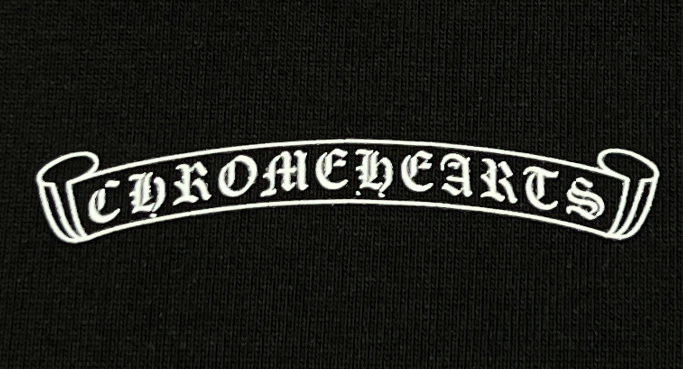 95💰
👑短袖新款上新:🆕🆕Chrome Hearts/克罗心2025梵文十字花数码压花短䄂!面料采用26支双纱棉260克,经过高温预缩处理高克重的短袖,触感细腻柔软,质地透气,配套同缸1x1螺纹,领口螺纹是纯棉的拉架螺纹,后背采用进口高温烫不易脱落超级精致,简直是天花板,成品衣服经过反复多次炒鱼做旧工艺,吊牌均按原版开发定做,采用箱型剪裁设计,更加简约宽松,同时也更藏肉品瘦,产品难度极高,极其显白显年轻,男女都能驾驭,是夏天不可或缺的简约单品,定位裁剪 Oversize 宽松版型,遍布细节,定制配套辅料,皮质压花工艺主唛,风格作1日摇滚复古,做工、质感一流!三标一直,包装袋更是logo标识,高大上,男女同穿哦!
颜色:黑色
尺码:M L XL 2XL
M:胸围54 肩宽52 衣长70 袖长22.5
(建议身高170-173厘米)
(建议体重110-135斤)
L:胸围 56 肩宽54 衣长72 袖长23
(建议身高173-175厘米)
(建议体重135-160斤)
XL:胸围58 肩宽56 衣长74 袖长23.5
(建议身高175-180厘米)
(建议体重160-185斤)
2XL:胸围60 肩宽58 衣长76 袖长24
(建议身高180-185厘米)
(建议体重185-210斤)
👑温馨提示:手工平铺测量,误差在1-2cm内属于正常范围
