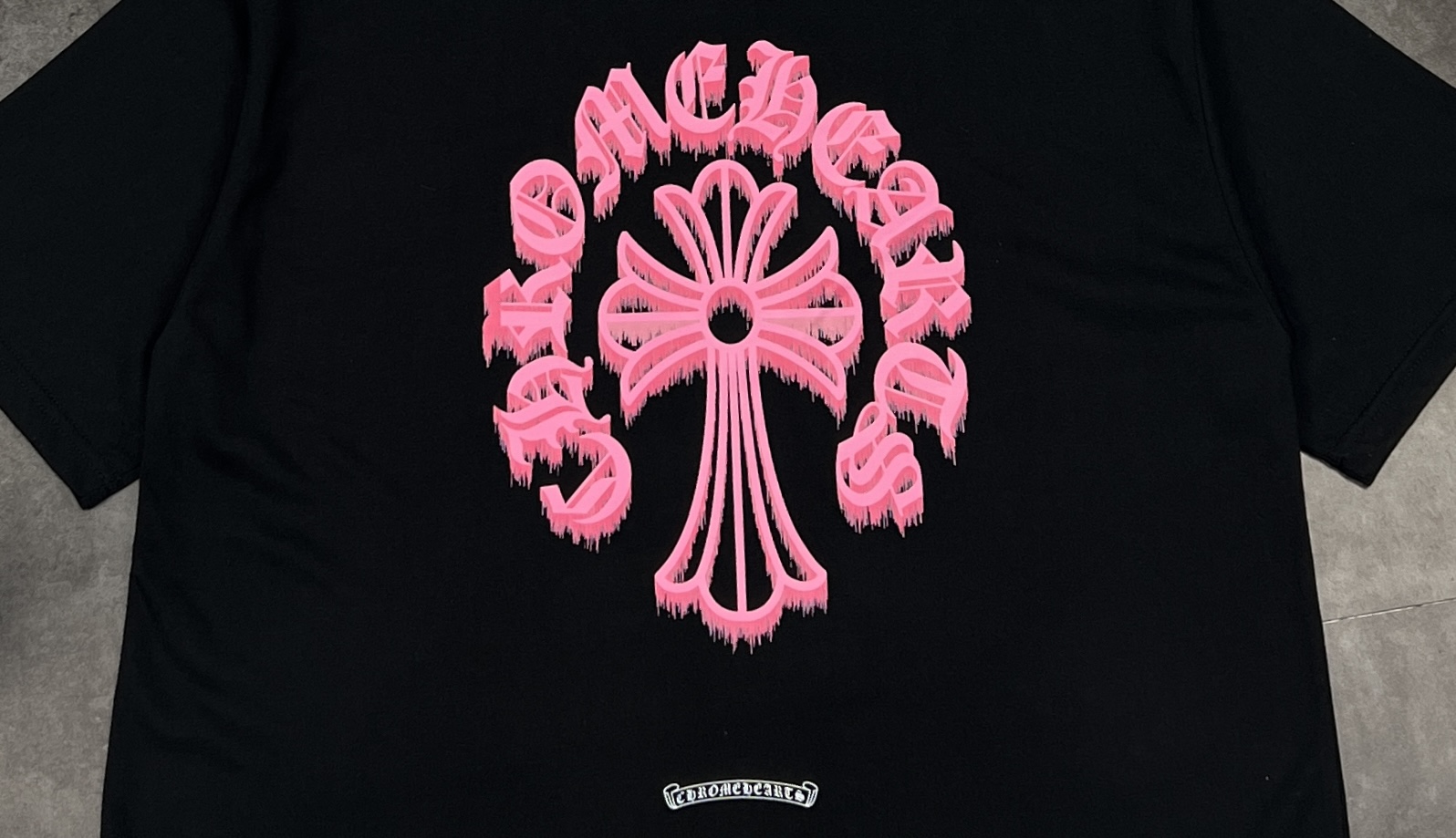 95💰
👑短袖新款上新:🆕🆕Chrome Hearts/克罗心2025梵文十字花数码压花短䄂!面料采用26支双纱棉260克,经过高温预缩处理高克重的短袖,触感细腻柔软,质地透气,配套同缸1x1螺纹,领口螺纹是纯棉的拉架螺纹,后背采用进口高温烫不易脱落超级精致,简直是天花板,成品衣服经过反复多次炒鱼做旧工艺,吊牌均按原版开发定做,采用箱型剪裁设计,更加简约宽松,同时也更藏肉品瘦,产品难度极高,极其显白显年轻,男女都能驾驭,是夏天不可或缺的简约单品,定位裁剪 Oversize 宽松版型,遍布细节,定制配套辅料,皮质压花工艺主唛,风格作1日摇滚复古,做工、质感一流!三标一直,包装袋更是logo标识,高大上,男女同穿哦!
颜色:黑色
尺码:M L XL 2XL
M:胸围54 肩宽52 衣长70 袖长22.5
(建议身高170-173厘米)
(建议体重110-135斤)
L:胸围 56 肩宽54 衣长72 袖长23
(建议身高173-175厘米)
(建议体重135-160斤)
XL:胸围58 肩宽56 衣长74 袖长23.5
(建议身高175-180厘米)
(建议体重160-185斤)
2XL:胸围60 肩宽58 衣长76 袖长24
(建议身高180-185厘米)
(建议体重185-210斤)
👑温馨提示:手工平铺测量,误差在1-2cm内属于正常范围