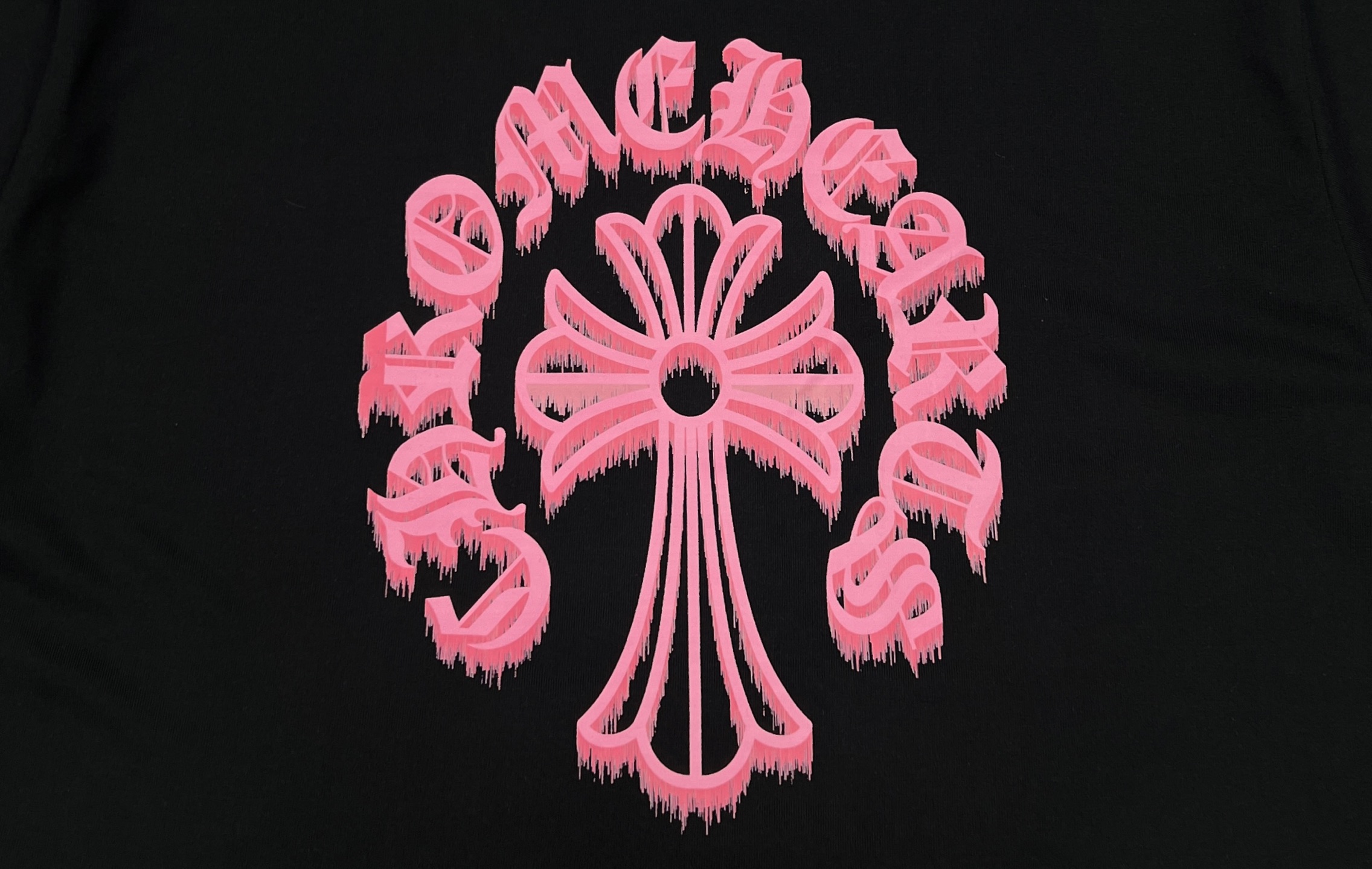 95💰
👑短袖新款上新:🆕🆕Chrome Hearts/克罗心2025梵文十字花数码压花短䄂!面料采用26支双纱棉260克,经过高温预缩处理高克重的短袖,触感细腻柔软,质地透气,配套同缸1x1螺纹,领口螺纹是纯棉的拉架螺纹,后背采用进口高温烫不易脱落超级精致,简直是天花板,成品衣服经过反复多次炒鱼做旧工艺,吊牌均按原版开发定做,采用箱型剪裁设计,更加简约宽松,同时也更藏肉品瘦,产品难度极高,极其显白显年轻,男女都能驾驭,是夏天不可或缺的简约单品,定位裁剪 Oversize 宽松版型,遍布细节,定制配套辅料,皮质压花工艺主唛,风格作1日摇滚复古,做工、质感一流!三标一直,包装袋更是logo标识,高大上,男女同穿哦!
颜色:黑色
尺码:M L XL 2XL
M:胸围54 肩宽52 衣长70 袖长22.5
(建议身高170-173厘米)
(建议体重110-135斤)
L:胸围 56 肩宽54 衣长72 袖长23
(建议身高173-175厘米)
(建议体重135-160斤)
XL:胸围58 肩宽56 衣长74 袖长23.5
(建议身高175-180厘米)
(建议体重160-185斤)
2XL:胸围60 肩宽58 衣长76 袖长24
(建议身高180-185厘米)
(建议体重185-210斤)
👑温馨提示:手工平铺测量,误差在1-2cm内属于正常范围