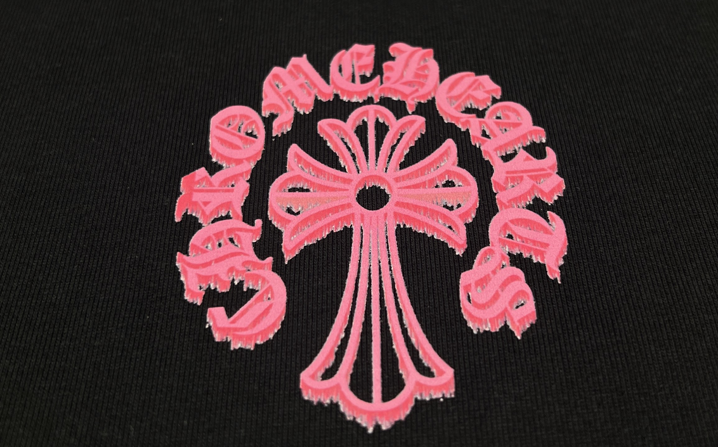 95💰
👑短袖新款上新:🆕🆕Chrome Hearts/克罗心2025梵文十字花数码压花短䄂!面料采用26支双纱棉260克,经过高温预缩处理高克重的短袖,触感细腻柔软,质地透气,配套同缸1x1螺纹,领口螺纹是纯棉的拉架螺纹,后背采用进口高温烫不易脱落超级精致,简直是天花板,成品衣服经过反复多次炒鱼做旧工艺,吊牌均按原版开发定做,采用箱型剪裁设计,更加简约宽松,同时也更藏肉品瘦,产品难度极高,极其显白显年轻,男女都能驾驭,是夏天不可或缺的简约单品,定位裁剪 Oversize 宽松版型,遍布细节,定制配套辅料,皮质压花工艺主唛,风格作1日摇滚复古,做工、质感一流!三标一直,包装袋更是logo标识,高大上,男女同穿哦!
颜色:黑色
尺码:M L XL 2XL
M:胸围54 肩宽52 衣长70 袖长22.5
(建议身高170-173厘米)
(建议体重110-135斤)
L:胸围 56 肩宽54 衣长72 袖长23
(建议身高173-175厘米)
(建议体重135-160斤)
XL:胸围58 肩宽56 衣长74 袖长23.5
(建议身高175-180厘米)
(建议体重160-185斤)
2XL:胸围60 肩宽58 衣长76 袖长24
(建议身高180-185厘米)
(建议体重185-210斤)
👑温馨提示:手工平铺测量,误差在1-2cm内属于正常范围