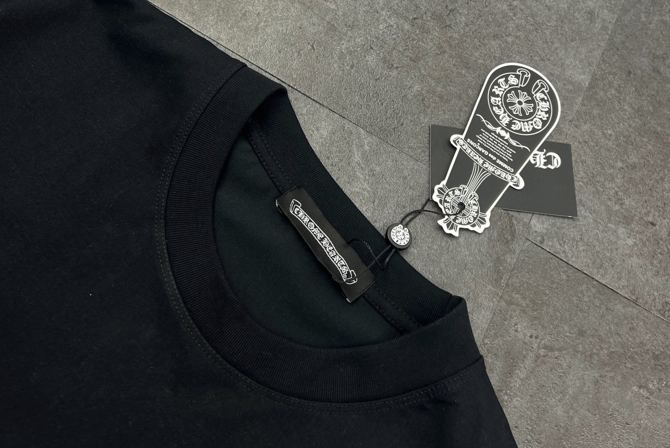 95💰
👑短袖新款上新:🆕🆕Chrome Hearts/克罗心2025梵文十字花数码压花短䄂!面料采用26支双纱棉260克,经过高温预缩处理高克重的短袖,触感细腻柔软,质地透气,配套同缸1x1螺纹,领口螺纹是纯棉的拉架螺纹,后背采用进口高温烫不易脱落超级精致,简直是天花板,成品衣服经过反复多次炒鱼做旧工艺,吊牌均按原版开发定做,采用箱型剪裁设计,更加简约宽松,同时也更藏肉品瘦,产品难度极高,极其显白显年轻,男女都能驾驭,是夏天不可或缺的简约单品,定位裁剪 Oversize 宽松版型,遍布细节,定制配套辅料,皮质压花工艺主唛,风格作1日摇滚复古,做工、质感一流!三标一直,包装袋更是logo标识,高大上,男女同穿哦!
颜色:黑色
尺码:M L XL 2XL
M:胸围54 肩宽52 衣长70 袖长22.5
(建议身高170-173厘米)
(建议体重110-135斤)
L:胸围 56 肩宽54 衣长72 袖长23
(建议身高173-175厘米)
(建议体重135-160斤)
XL:胸围58 肩宽56 衣长74 袖长23.5
(建议身高175-180厘米)
(建议体重160-185斤)
2XL:胸围60 肩宽58 衣长76 袖长24
(建议身高180-185厘米)
(建议体重185-210斤)
👑温馨提示:手工平铺测量,误差在1-2cm内属于正常范围