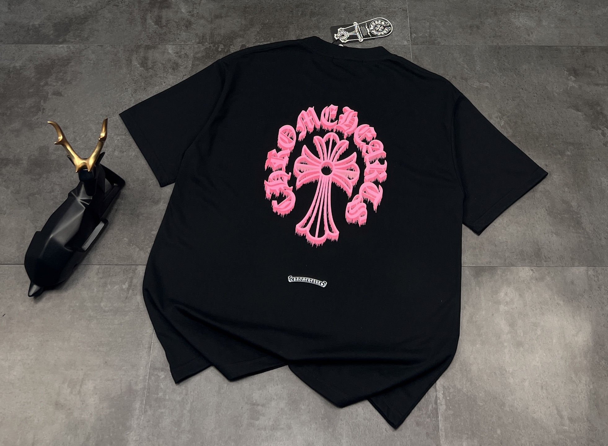 95💰
👑短袖新款上新:🆕🆕Chrome Hearts/克罗心2025梵文十字花数码压花短䄂!面料采用26支双纱棉260克,经过高温预缩处理高克重的短袖,触感细腻柔软,质地透气,配套同缸1x1螺纹,领口螺纹是纯棉的拉架螺纹,后背采用进口高温烫不易脱落超级精致,简直是天花板,成品衣服经过反复多次炒鱼做旧工艺,吊牌均按原版开发定做,采用箱型剪裁设计,更加简约宽松,同时也更藏肉品瘦,产品难度极高,极其显白显年轻,男女都能驾驭,是夏天不可或缺的简约单品,定位裁剪 Oversize 宽松版型,遍布细节,定制配套辅料,皮质压花工艺主唛,风格作1日摇滚复古,做工、质感一流!三标一直,包装袋更是logo标识,高大上,男女同穿哦!
颜色:黑色
尺码:M L XL 2XL
M:胸围54 肩宽52 衣长70 袖长22.5
(建议身高170-173厘米)
(建议体重110-135斤)
L:胸围 56 肩宽54 衣长72 袖长23
(建议身高173-175厘米)
(建议体重135-160斤)
XL:胸围58 肩宽56 衣长74 袖长23.5
(建议身高175-180厘米)
(建议体重160-185斤)
2XL:胸围60 肩宽58 衣长76 袖长24
(建议身高180-185厘米)
(建议体重185-210斤)
👑温馨提示:手工平铺测量,误差在1-2cm内属于正常范围