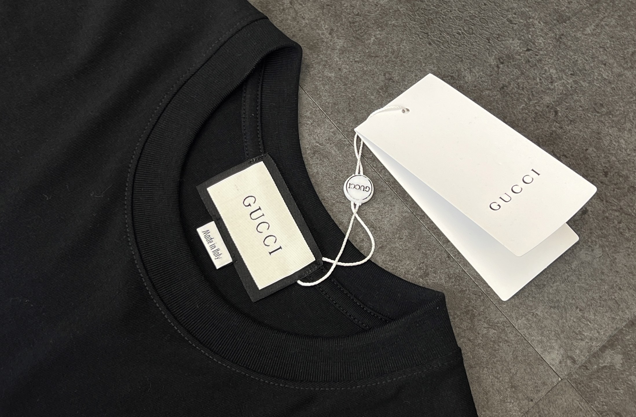 90💰
👑新款短袖上新🆕🆕:2025 GUCCI 新品限定走秀款,撞色蝴蝶🦋🦋字母数码印花T恤,源版开发定制,全棉材质,复古高级,全新工艺,活性印花工艺处理,撞色蝴蝶字母印花,简约宽松版型整体上身时髦,日常百搭,全新定制辅料,男女同款,小红书爆款推荐,🉑当情侣款哦!🦋🦋
颜色:黑色/白色
尺码:M—L—XL—2XL
M——胸围54 肩宽52 衣长70 袖长22.5
(建议身高170-173厘米)
(建议体重110-135斤)
L——胸围 56 肩宽54 衣长72 袖长23
(建议身高173-175厘米)
(建议体重135-160斤)
XL——胸围58 肩宽56 衣长74 袖长23.5
(建议身高175-180厘米)
(建议体重160-185斤)
2XL——胸围60 肩宽58 衣长76 袖长24
(建议身高180-185厘米)
(建议体重185-210斤)
👑温馨提示:手工平铺测量,误差在1-2cm内属于正常范围