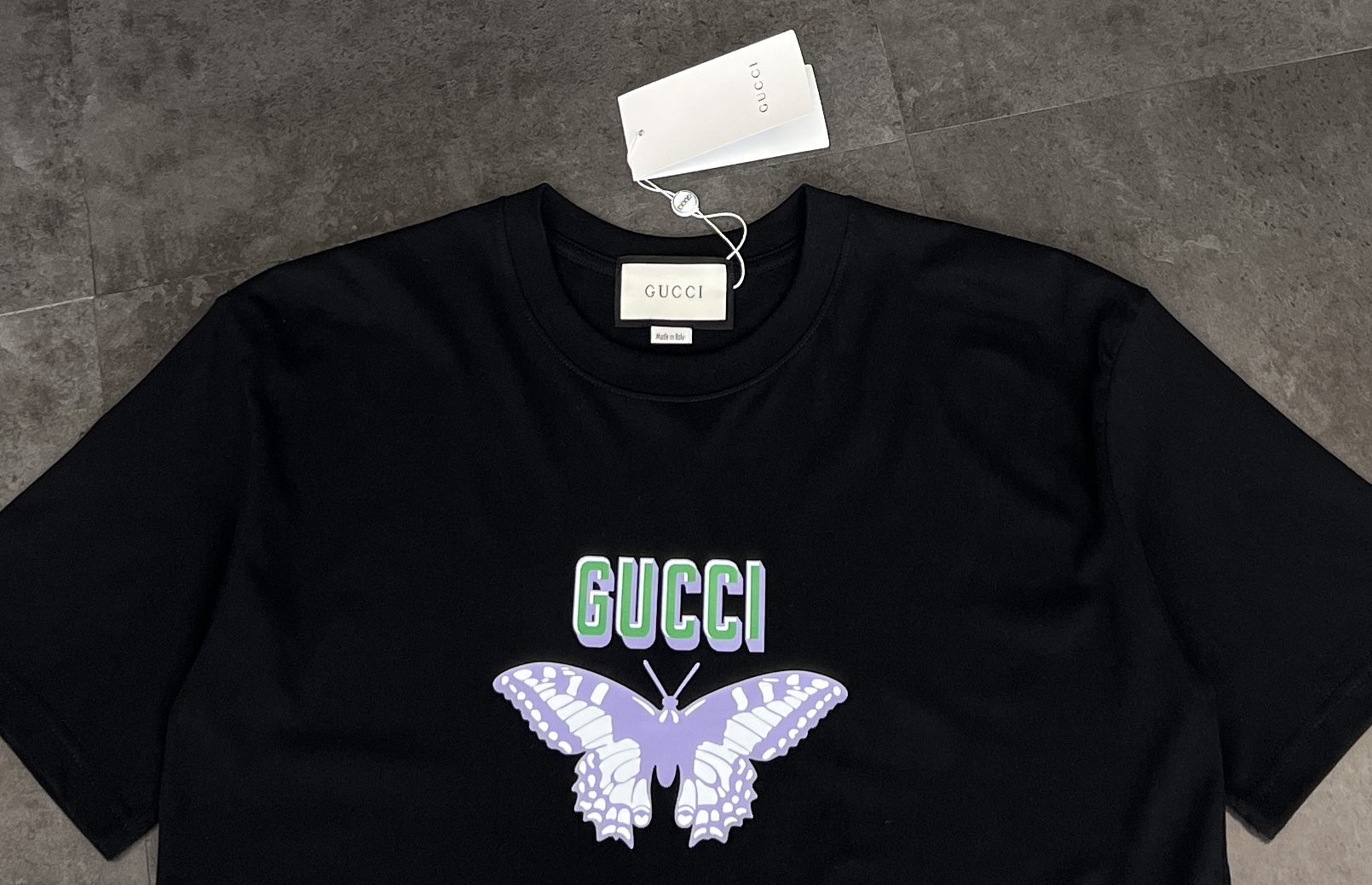 90💰
👑新款短袖上新🆕🆕:2025 GUCCI 新品限定走秀款,撞色蝴蝶🦋🦋字母数码印花T恤,源版开发定制,全棉材质,复古高级,全新工艺,活性印花工艺处理,撞色蝴蝶字母印花,简约宽松版型整体上身时髦,日常百搭,全新定制辅料,男女同款,小红书爆款推荐,🉑当情侣款哦!🦋🦋
颜色:黑色/白色
尺码:M—L—XL—2XL
M——胸围54 肩宽52 衣长70 袖长22.5
(建议身高170-173厘米)
(建议体重110-135斤)
L——胸围 56 肩宽54 衣长72 袖长23
(建议身高173-175厘米)
(建议体重135-160斤)
XL——胸围58 肩宽56 衣长74 袖长23.5
(建议身高175-180厘米)
(建议体重160-185斤)
2XL——胸围60 肩宽58 衣长76 袖长24
(建议身高180-185厘米)
(建议体重185-210斤)
👑温馨提示:手工平铺测量,误差在1-2cm内属于正常范围