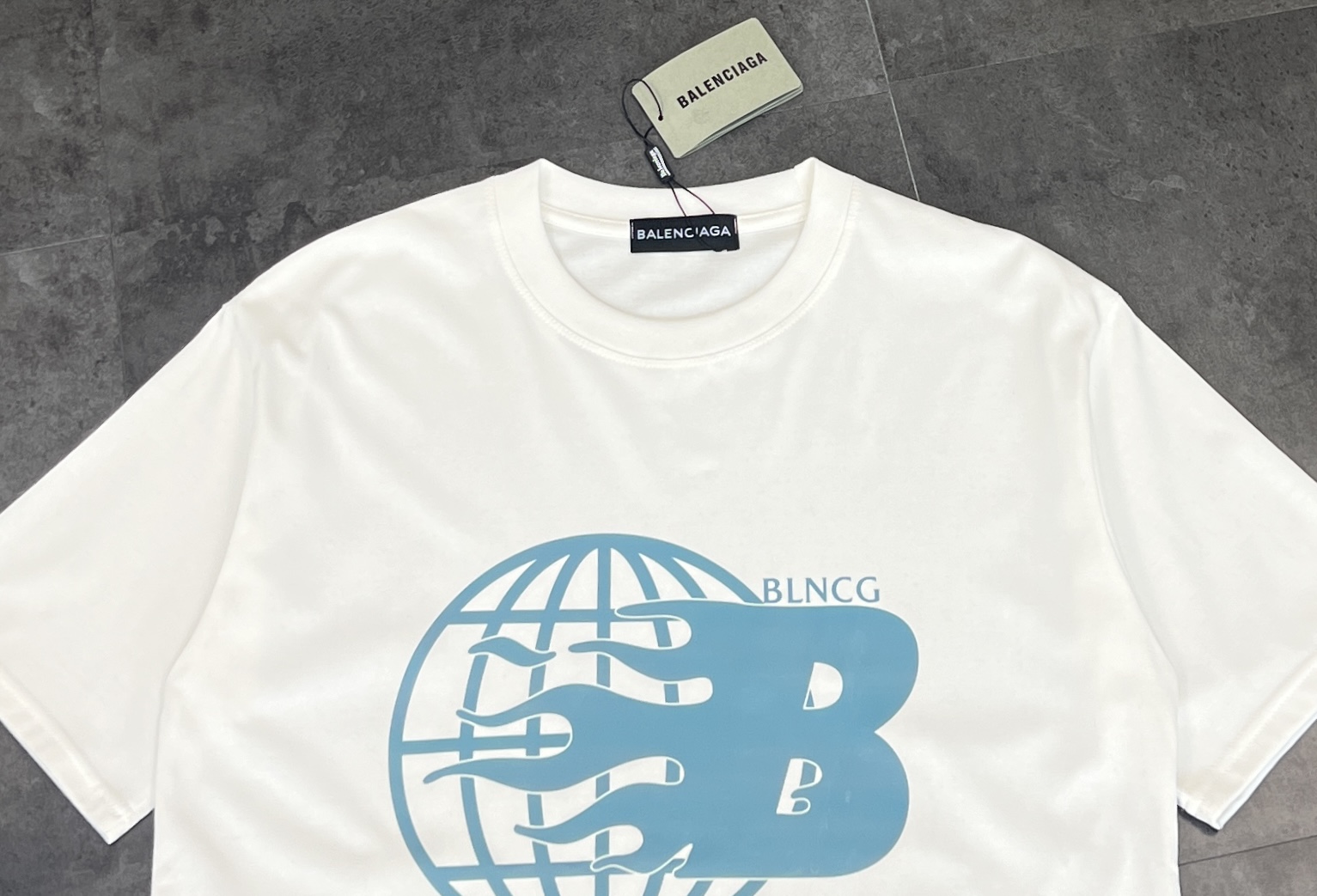 95💰
👑新款短袖上新:🆕🆕 Balenciaga 巴黎 2025夏季新品 🆕 顶级发泡印花撒网点工艺 把平面图案有层次感 Balenciaga这件T恤杀疯了✨
巴黎世家这款T恤简直一眼万年。标志性的蓝色大“B”与地球图案融合,火焰元素仿佛赋予了它灵魂,张扬又独特。
下面的“BALENCIAGA DESIGN TEAN PARIS”字样,瞬间提升高级感,仿佛在诉说着来自巴黎的时尚态度。随便一穿,街头潮流感直接拉满,出街绝对吸睛💥
定制260G双股面料 不易褶皱 上身极致舒适 三标齐全版本🆕🆕
颜色:黑色/白色
尺码:M L XL 2XL
M:胸围54 肩宽52 衣长70 袖长22.5
(建议身高170-173厘米)
(建议体重110-135斤)
L:胸围 56 肩宽54 衣长72 袖长23
(建议身高173-175厘米)
(建议体重135-160斤)
XL:胸围58 肩宽56 衣长74 袖长23.5
(建议身高175-180厘米)
(建议体重160-185斤)
2XL:胸围60 肩宽58 衣长76 袖长24
(建议身高180-185厘米)
(建议体重185-210斤)
👑温馨提示:手工平铺测量,误差在1-2cm内属于正常范围