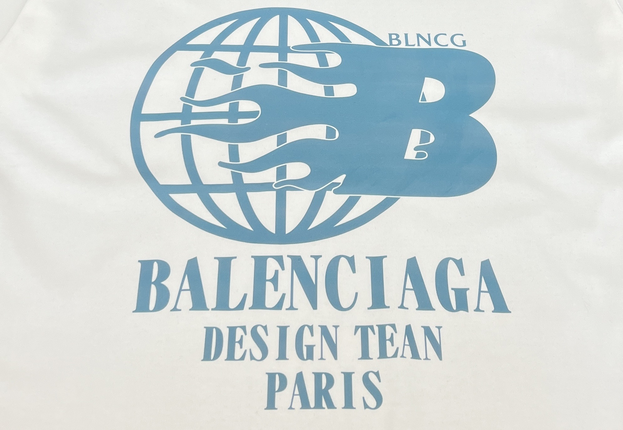 95💰
👑新款短袖上新:🆕🆕 Balenciaga 巴黎 2025夏季新品 🆕 顶级发泡印花撒网点工艺 把平面图案有层次感 Balenciaga这件T恤杀疯了✨
巴黎世家这款T恤简直一眼万年。标志性的蓝色大“B”与地球图案融合,火焰元素仿佛赋予了它灵魂,张扬又独特。
下面的“BALENCIAGA DESIGN TEAN PARIS”字样,瞬间提升高级感,仿佛在诉说着来自巴黎的时尚态度。随便一穿,街头潮流感直接拉满,出街绝对吸睛💥
定制260G双股面料 不易褶皱 上身极致舒适 三标齐全版本🆕🆕
颜色:黑色/白色
尺码:M L XL 2XL
M:胸围54 肩宽52 衣长70 袖长22.5
(建议身高170-173厘米)
(建议体重110-135斤)
L:胸围 56 肩宽54 衣长72 袖长23
(建议身高173-175厘米)
(建议体重135-160斤)
XL:胸围58 肩宽56 衣长74 袖长23.5
(建议身高175-180厘米)
(建议体重160-185斤)
2XL:胸围60 肩宽58 衣长76 袖长24
(建议身高180-185厘米)
(建议体重185-210斤)
👑温馨提示:手工平铺测量,误差在1-2cm内属于正常范围