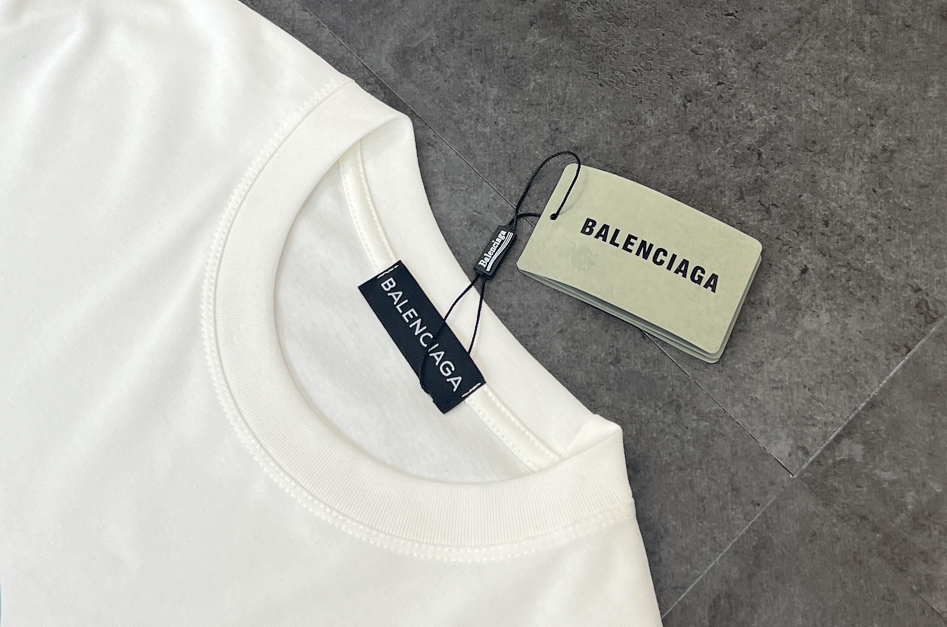 95💰
👑新款短袖上新:🆕🆕 Balenciaga 巴黎 2025夏季新品 🆕 顶级发泡印花撒网点工艺 把平面图案有层次感 Balenciaga这件T恤杀疯了✨
巴黎世家这款T恤简直一眼万年。标志性的蓝色大“B”与地球图案融合,火焰元素仿佛赋予了它灵魂,张扬又独特。
下面的“BALENCIAGA DESIGN TEAN PARIS”字样,瞬间提升高级感,仿佛在诉说着来自巴黎的时尚态度。随便一穿,街头潮流感直接拉满,出街绝对吸睛💥
定制260G双股面料 不易褶皱 上身极致舒适 三标齐全版本🆕🆕
颜色:黑色/白色
尺码:M L XL 2XL
M:胸围54 肩宽52 衣长70 袖长22.5
(建议身高170-173厘米)
(建议体重110-135斤)
L:胸围 56 肩宽54 衣长72 袖长23
(建议身高173-175厘米)
(建议体重135-160斤)
XL:胸围58 肩宽56 衣长74 袖长23.5
(建议身高175-180厘米)
(建议体重160-185斤)
2XL:胸围60 肩宽58 衣长76 袖长24
(建议身高180-185厘米)
(建议体重185-210斤)
👑温馨提示:手工平铺测量,误差在1-2cm内属于正常范围